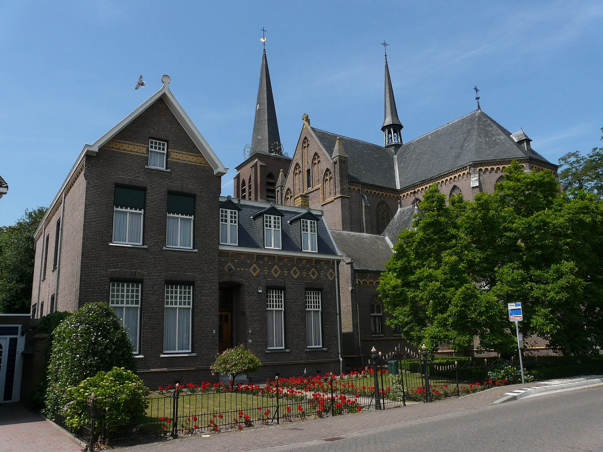 Photo showing: Zicht op de Pastorie en de Heilige Maria Boodschapkerk (Zegge) in Zegge