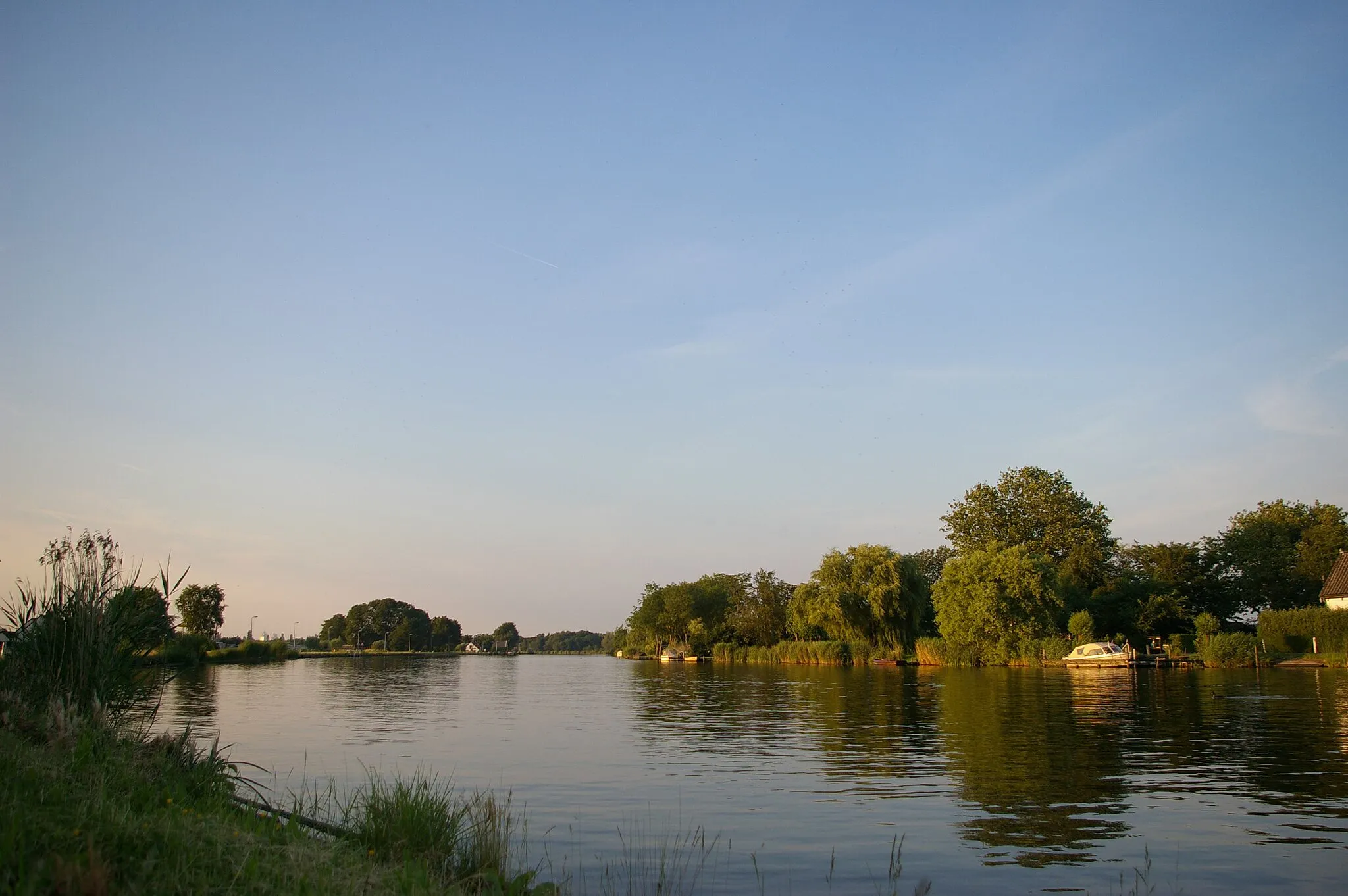 Photo showing: River Amstel near Nes, between Amstelveen and Uithoorn, south of Amsterdam. Used on nl:Amstel (rivier).