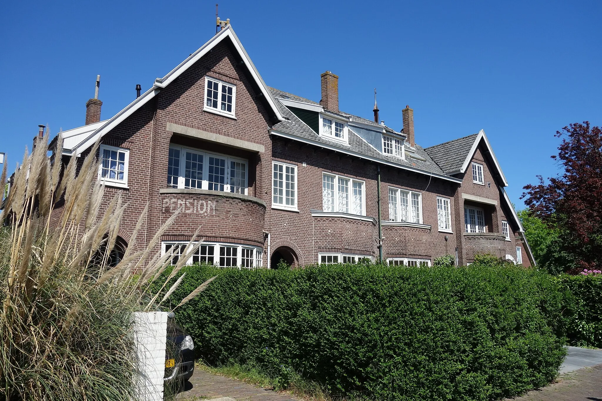 Photo showing: Huizenblok aan de Karel de Grotelaan 11-17 in het Noord-Hollandse Bergen.