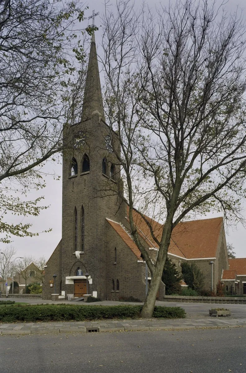 Photo showing: Katholieke Sint Johannes Evangelistkerk: Westgevel met ingangsportaal, en toren met bakstenen spits (opmerking: Gefotografeerd voor Monumenten In Nederland Noord-Holland)