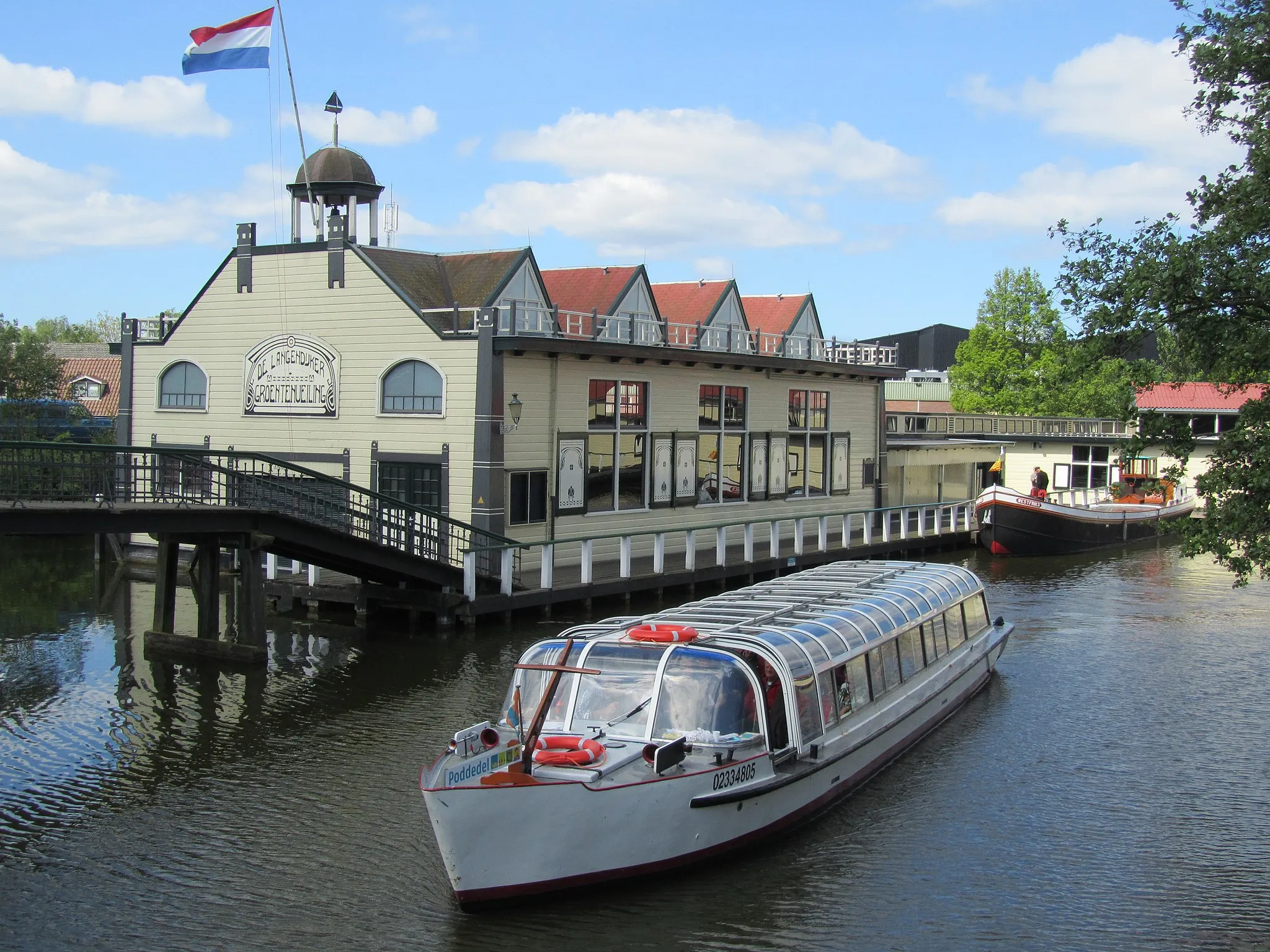 Photo showing: Het afmijnlokaal uit 1912 en de rondvaartboot die bezoekers van Museum BroekerVeiling rondvaart voor het nabijgelegen Rijk der Duizend Eilanden