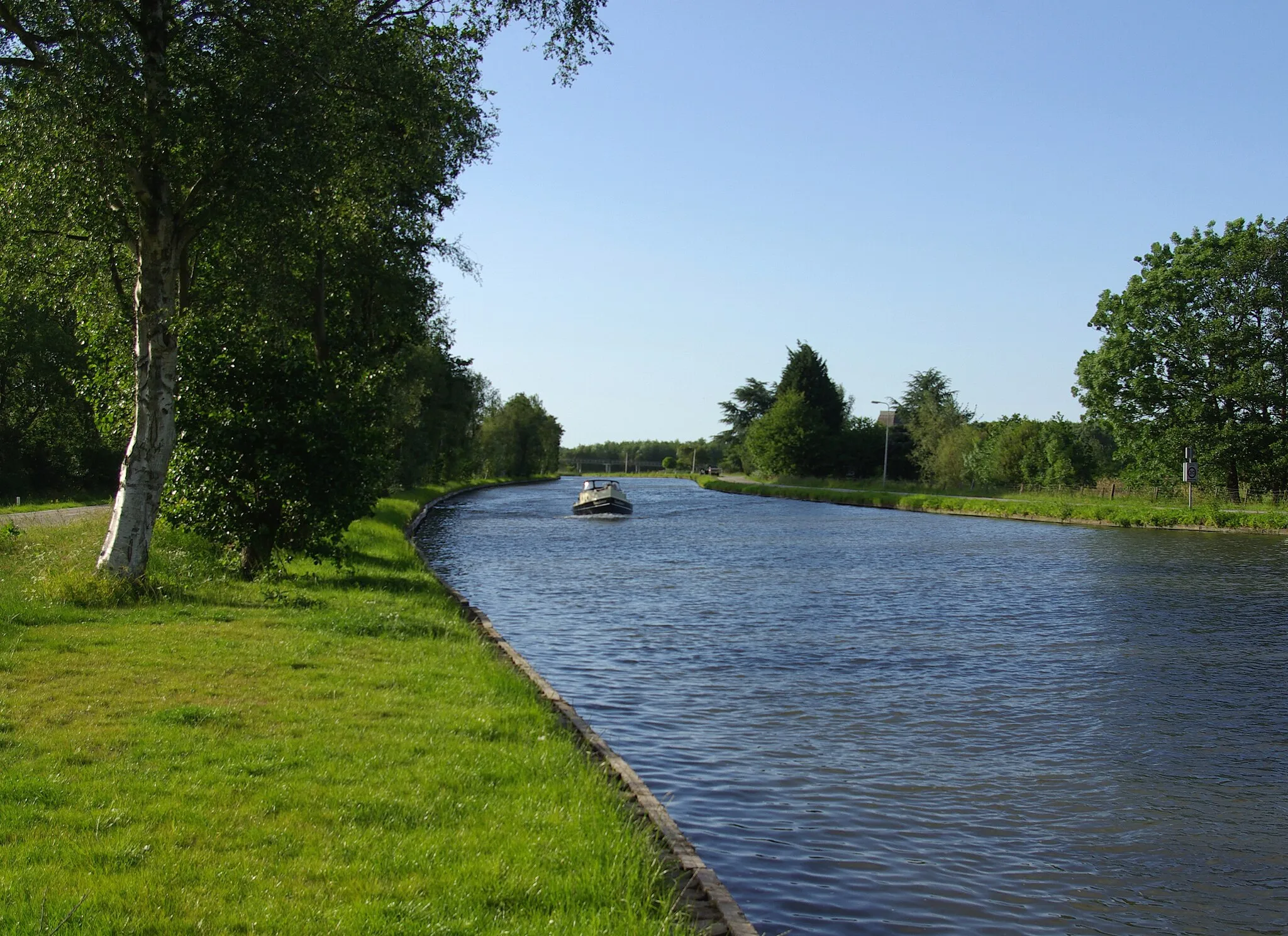 Photo showing: Weespertrekvaart, Bijlmerweide, Amsterdam Zuidoost, rechts Stammerdijk in de gemeente Diemen