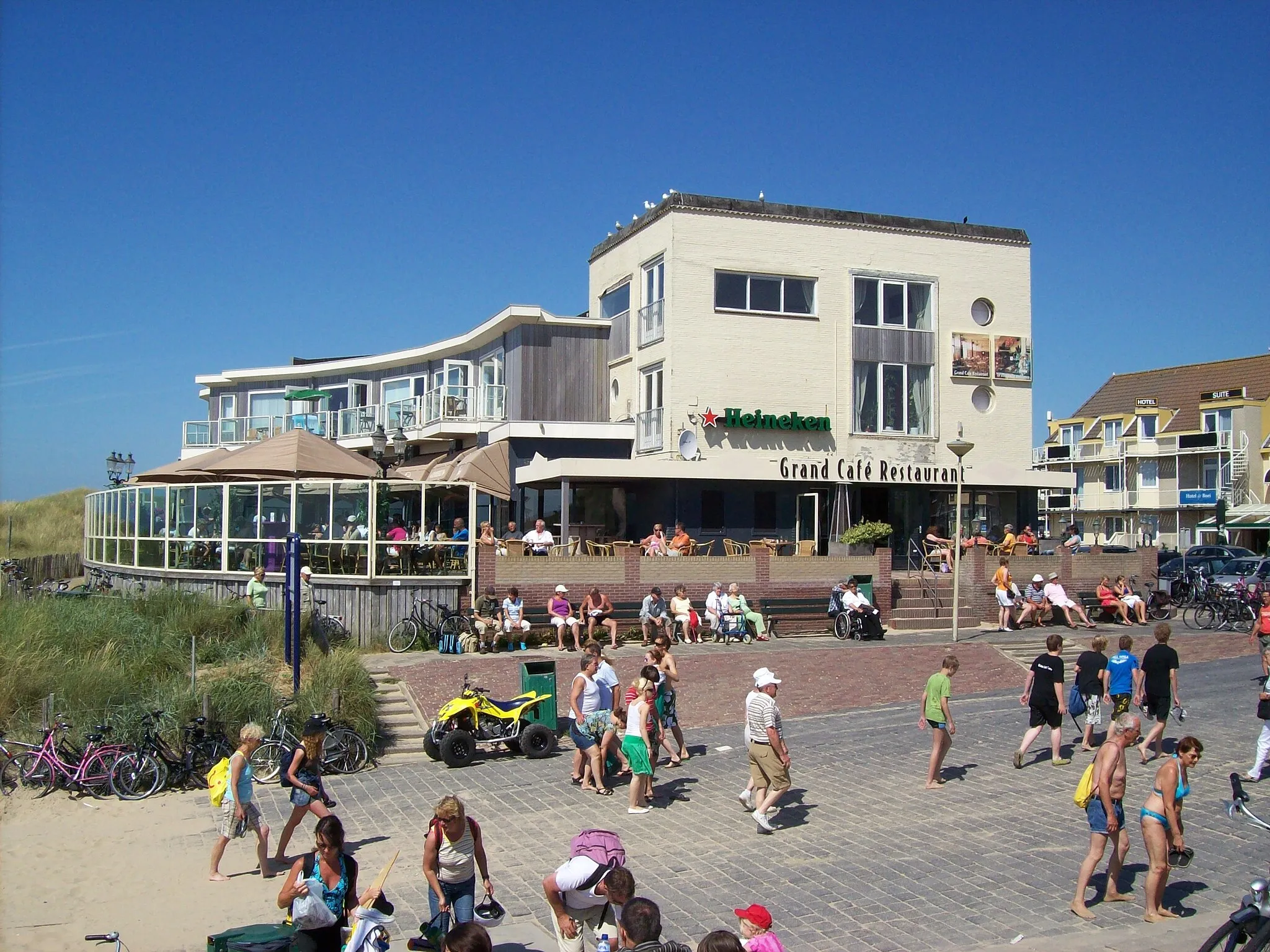 Photo showing: Het Lido - Grand Cafe Restaurant Van Speijk, Westeinde 1, Egmond aan Zee (locatie in de VARA-serie "Vuurzee")