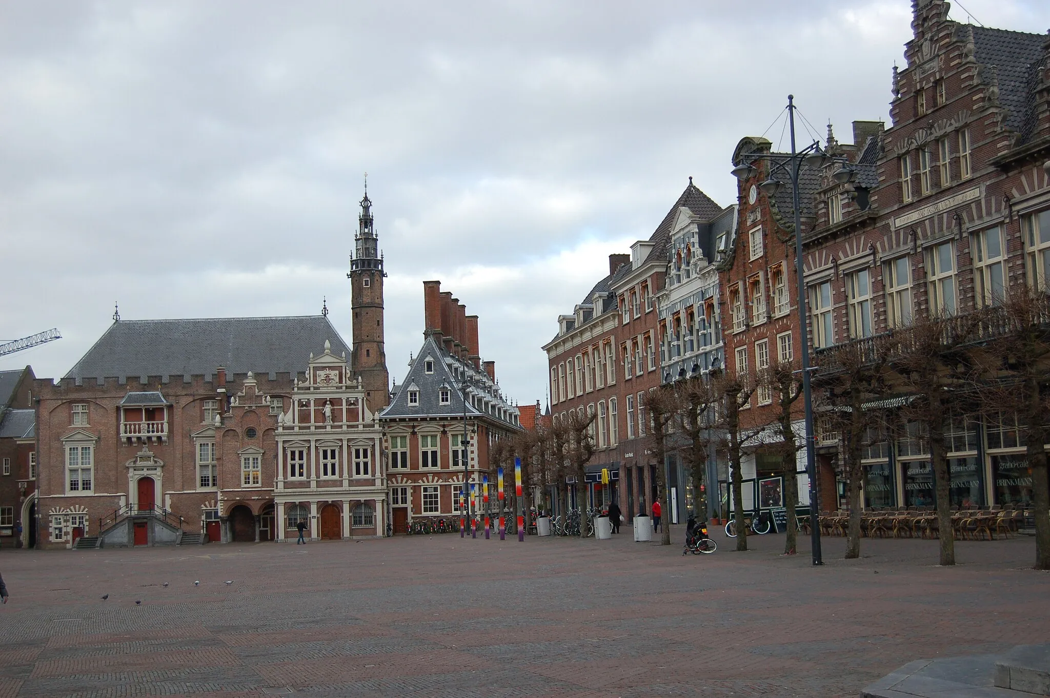Photo showing: Grote Markt in Haarlem, with the city Hall in the back and the Brinkmann shopping center at the right.