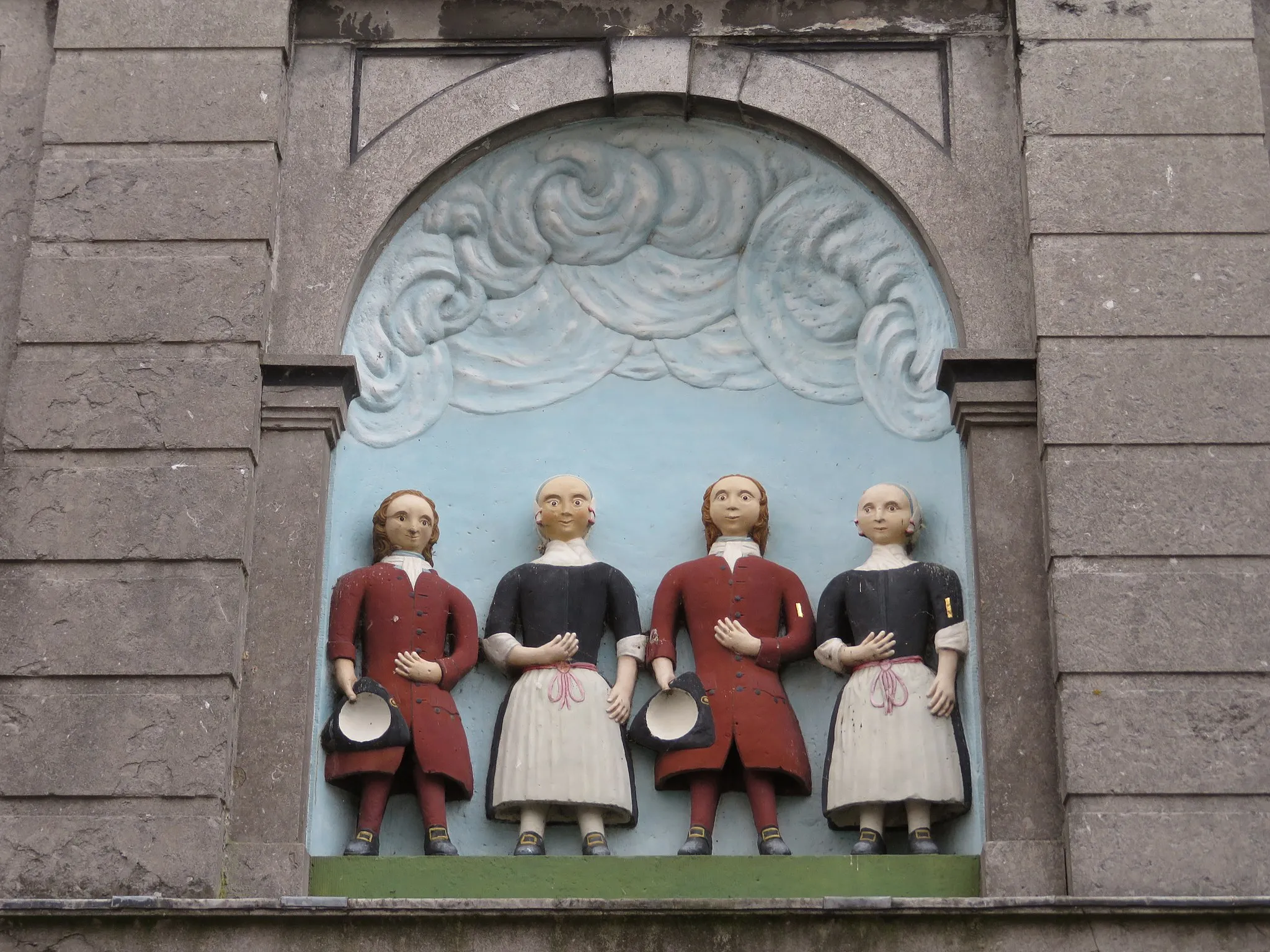 Photo showing: De Vier Weeskinderen boven de poort van het gelijknamige gereformeerde weeshuis uit 1765 aan de Torenstraat in Medemblik.