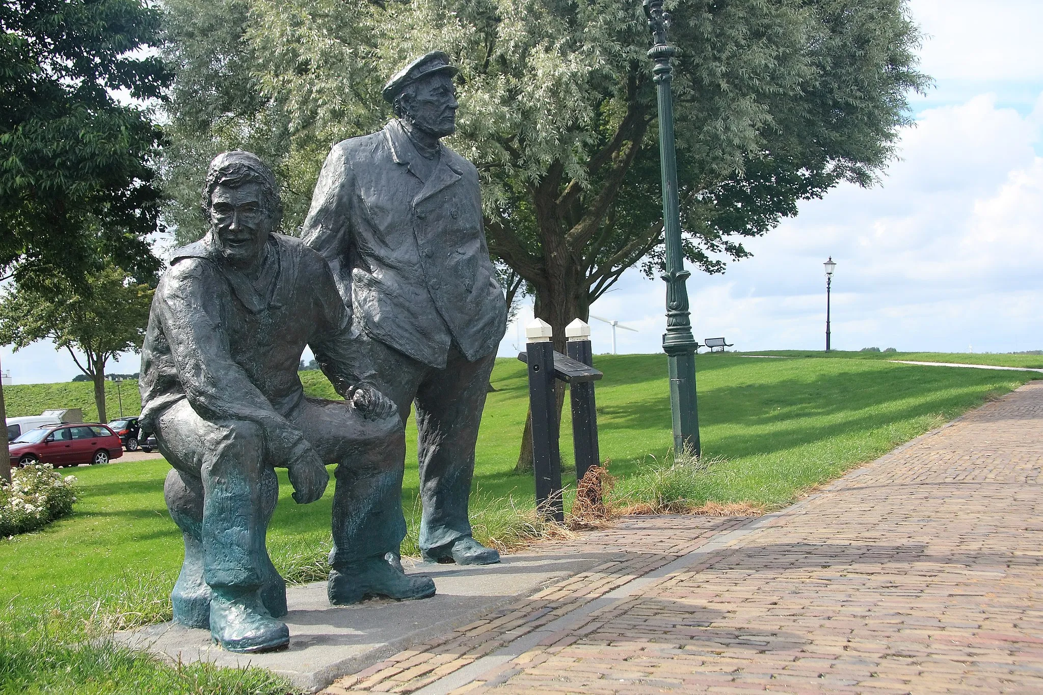 Photo showing: Sculpture 'De beste stuurlui' (The best boatsmen are ashore) at the harbourmouth in Medemblik, North Holland, Netherlands. Bronze, by Jan van Velzen