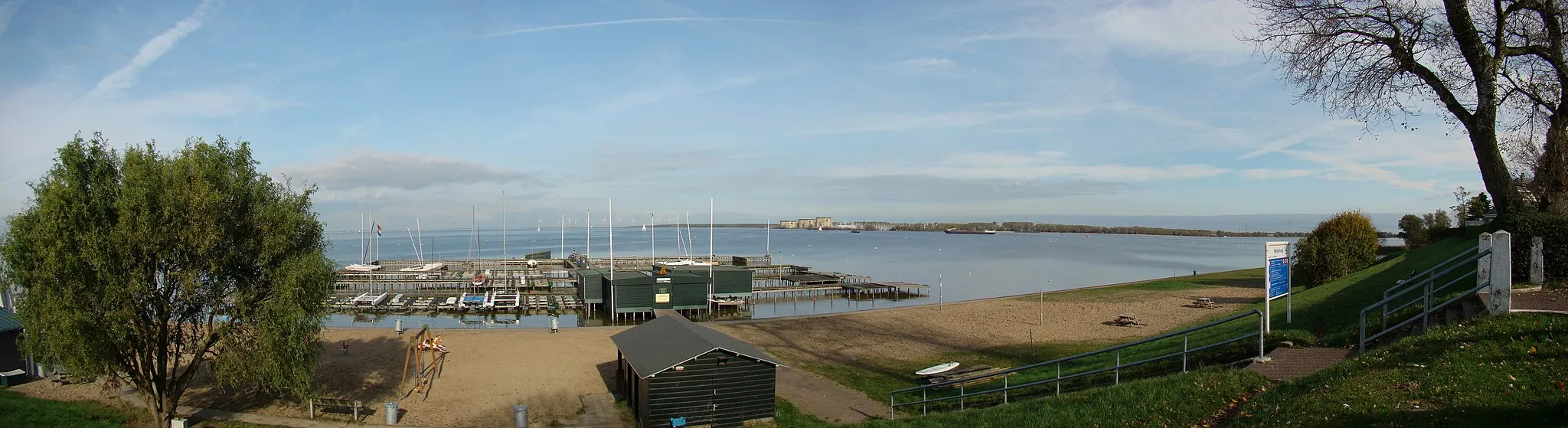 Photo showing: Beach and harbor at Muiderberg, Netherlands