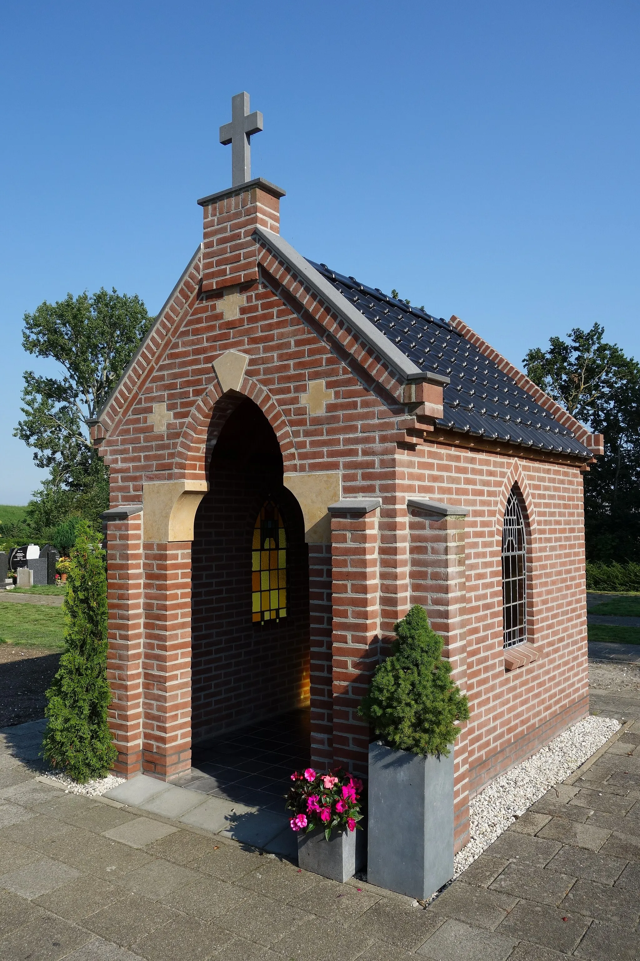 Photo showing: Neogotische kapel op de begraafplaats achter de Gerardus Majellakerk in Onderdijk. Kapel is nieuw gebouwd.