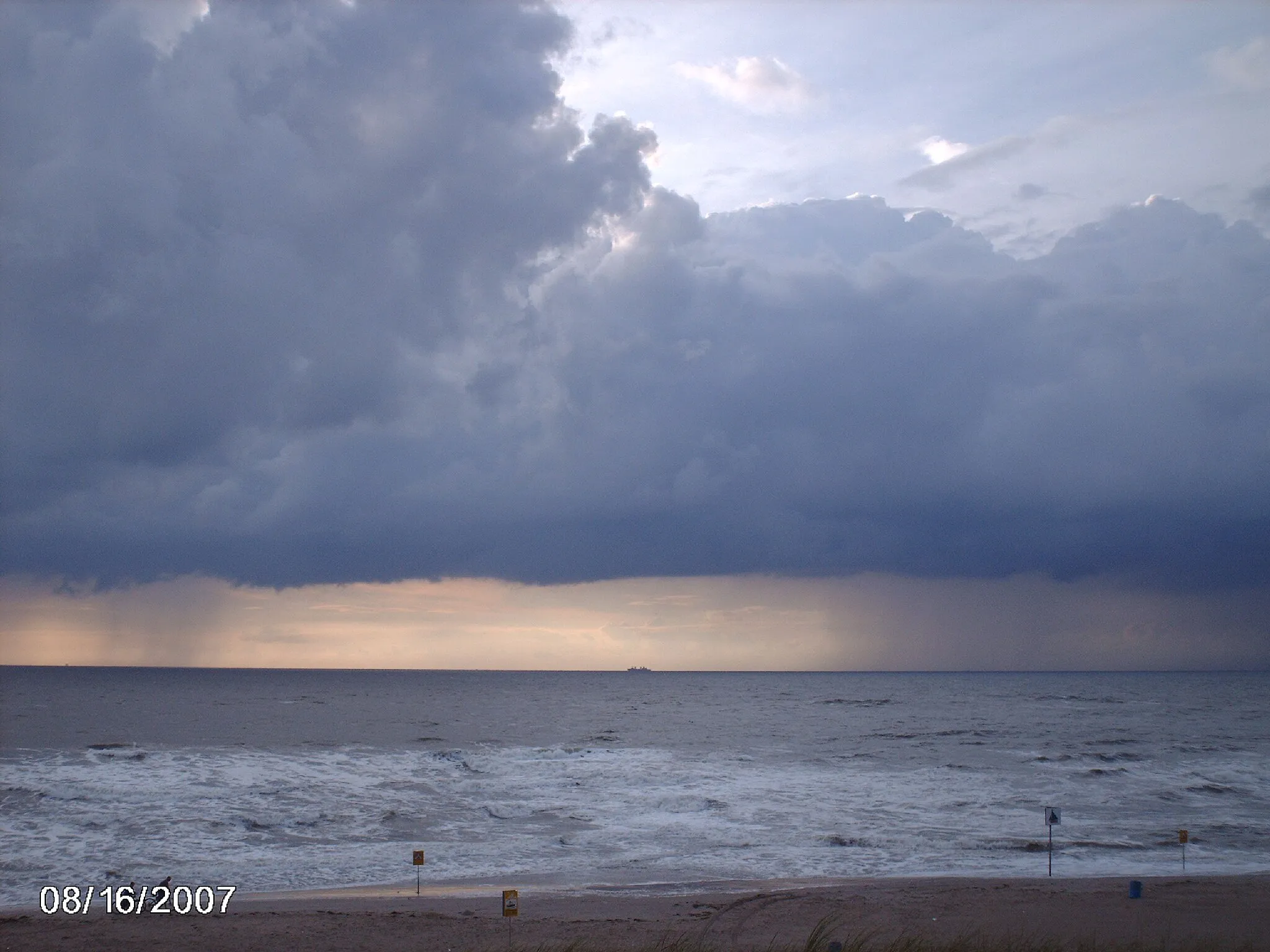 Photo showing: bad weather on the beach at petten