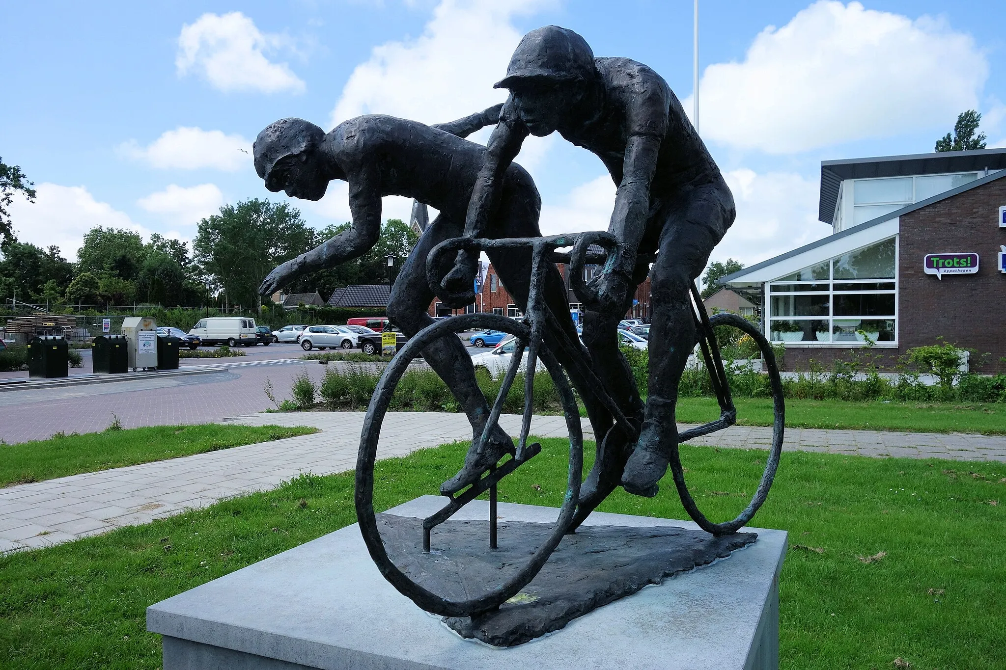 Photo showing: Sculptuur De Sporters, het beeld is in 2003 onthuld in de toenmalige gemeente Harenkarspel.