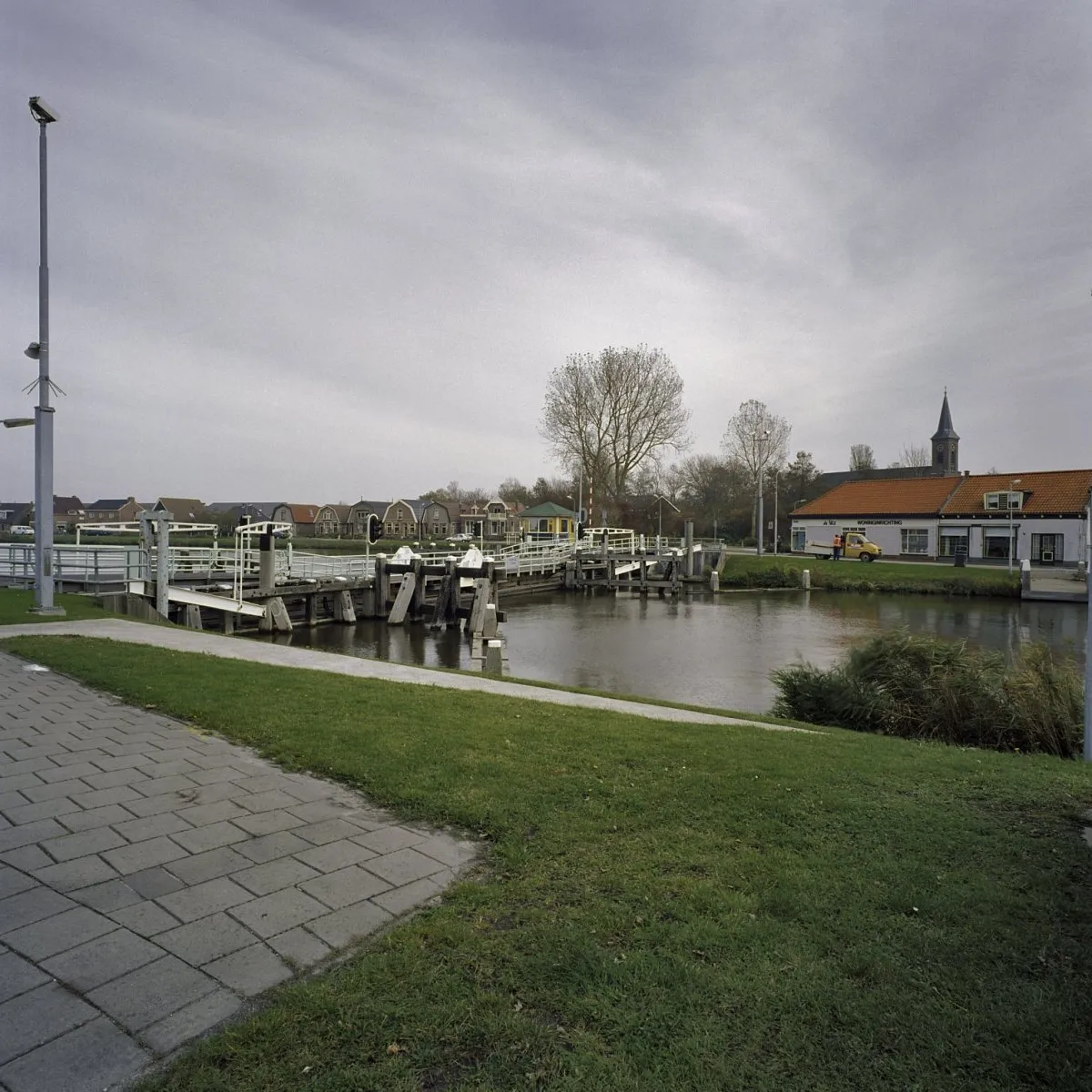 Photo showing: Vlotbrug: Overzicht op stalen pontonbrug, oorspronkelijk van hout, over het Noordhollands Kanaal (opmerking: Gefotografeerd voor Monumenten In Nederland Noord-Holland)