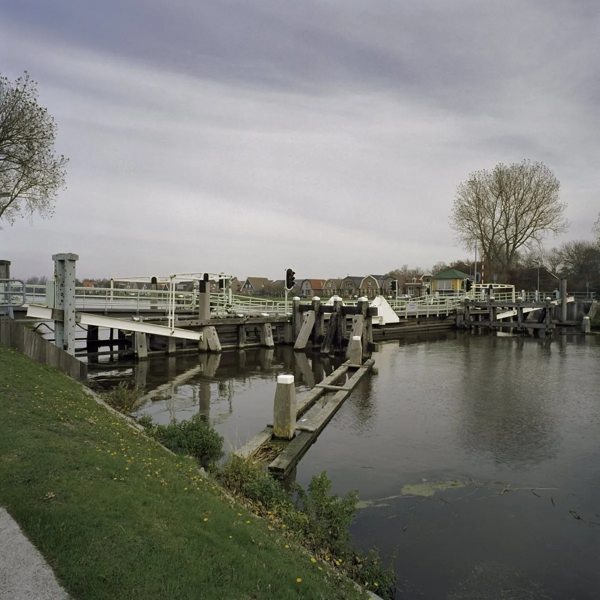 Photo showing: Vlotbrug: Stalen pontonbrug, oorspronkelijk van hout, over het Noordhollands Kanaal (opmerking: Gefotografeerd voor Monumenten In Nederland Noord-Holland)