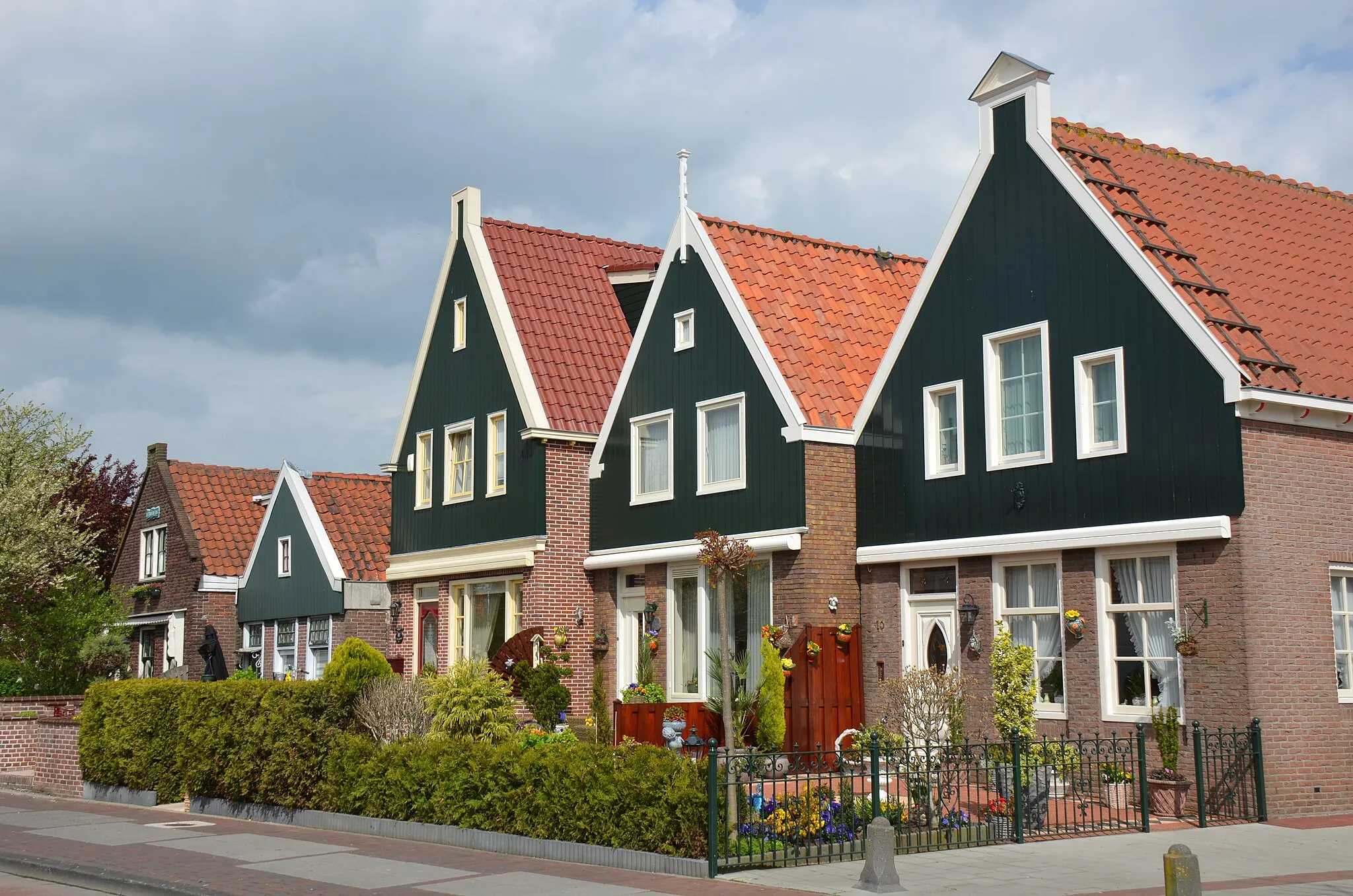 Photo showing: New built houses at Volendam in a classical style wiyj wooden topcovering of the gables