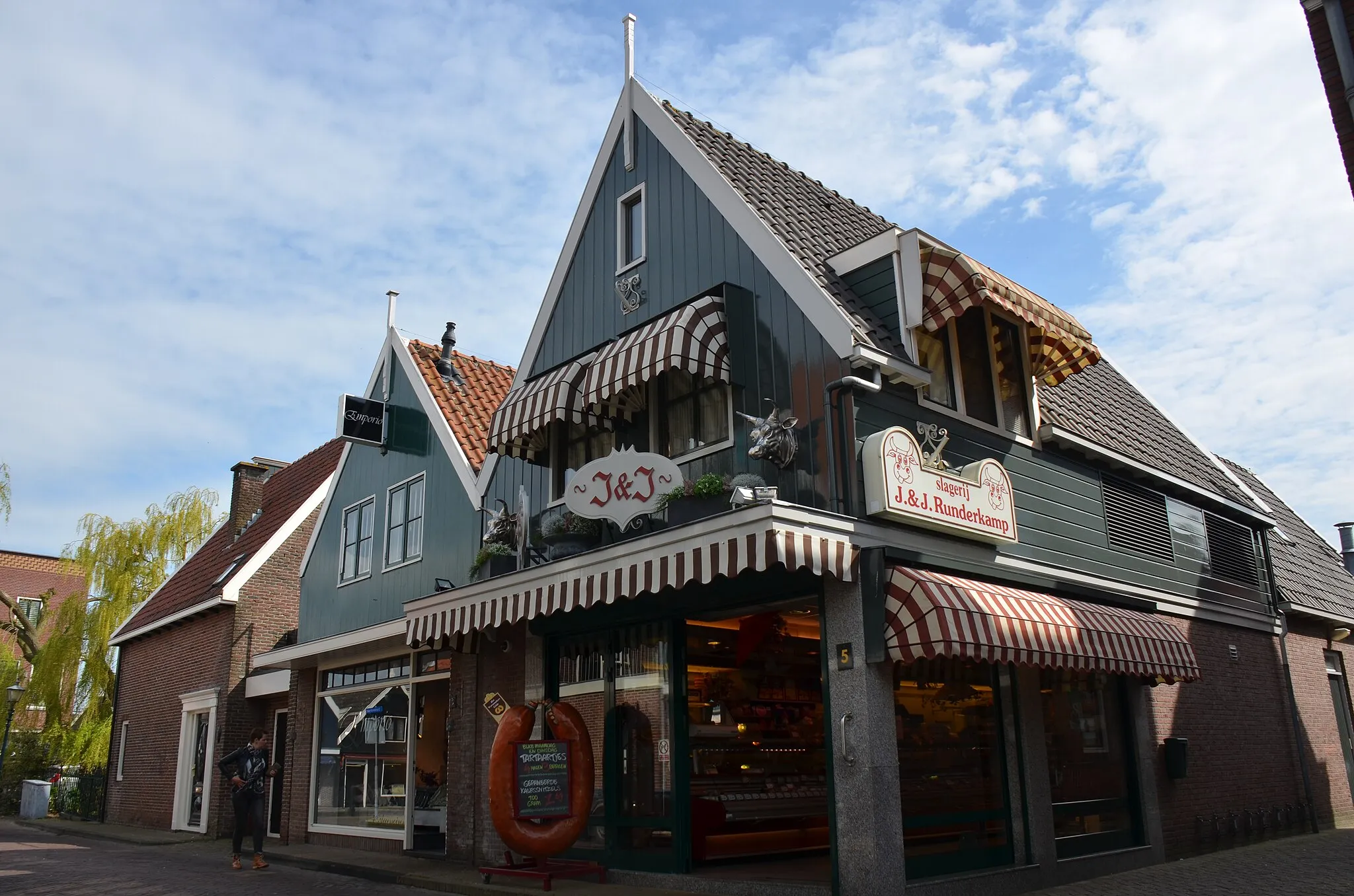 Photo showing: A butcher in a classic Dutch building at Volendam