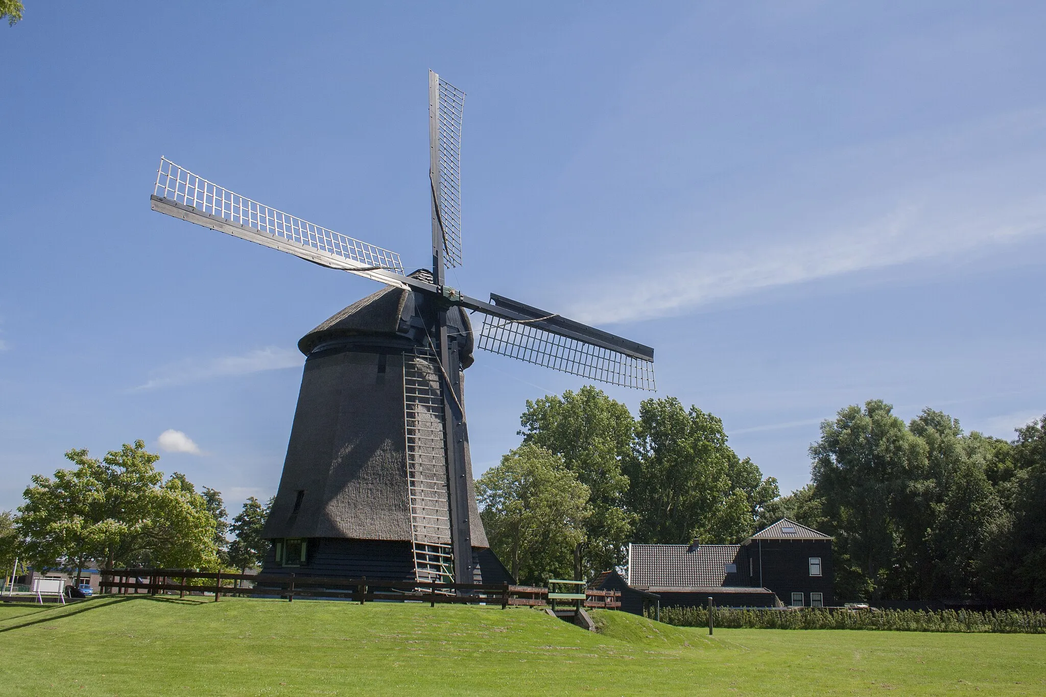 Photo showing: Molen. Poldermolen van de v.m.Waarlandspolder. Achtkante binnenkruier, romp en kap met riet gedekt.