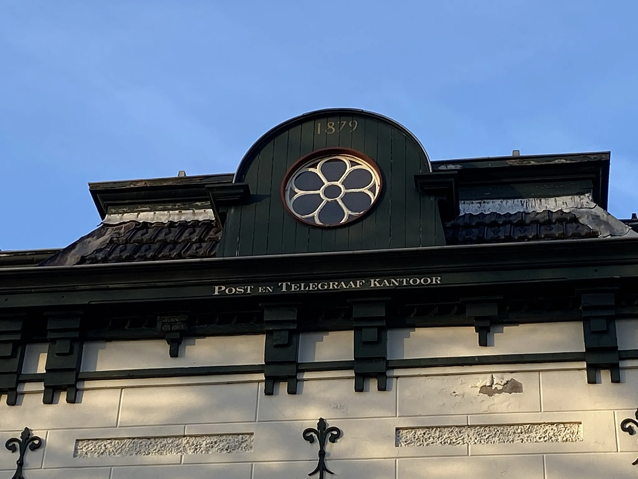 Photo showing: Dakkapel van het voormalige post- en telegraafkantoor in het Noord-Hollandse dorp Winkel. Bovenin staat het jaar 1879 geschilderd, waarin de bouw van start ging. Het gebouw is gelegen aan de Bosstraat 30.