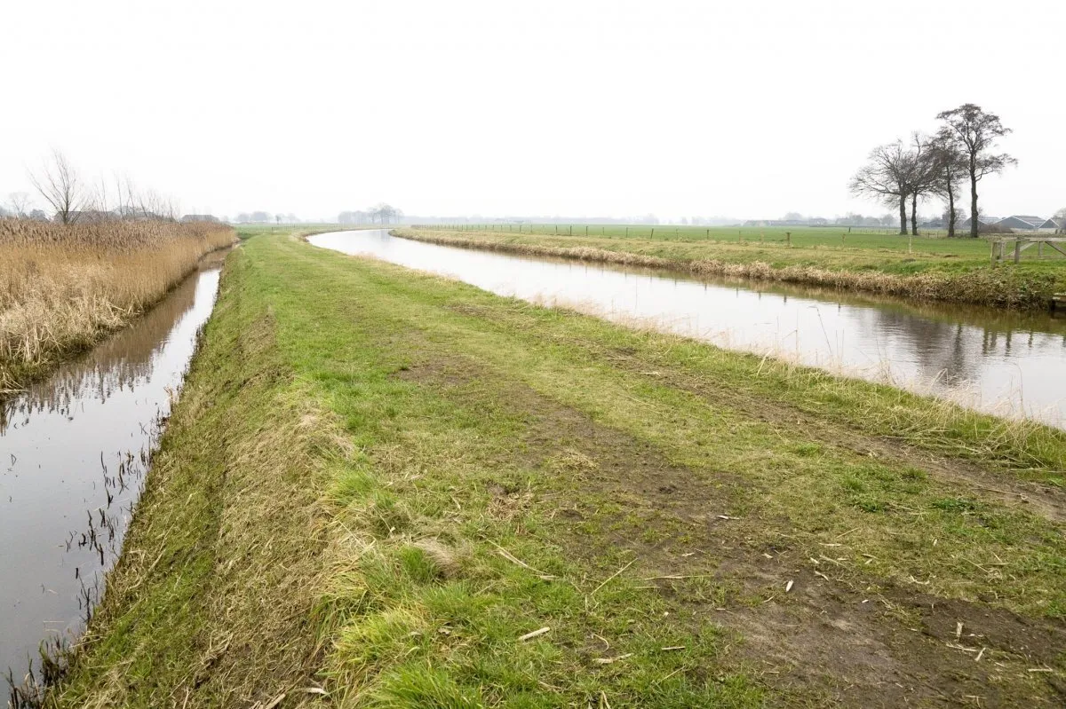 Photo showing: De Linderbeek: De Linderbeek is een gekanaliseerde beek ten zuiden van Den Ham (opmerking: Publicatie: Mens en land in het hart van Salland (Landschapsbiografie Oost-Nederland))