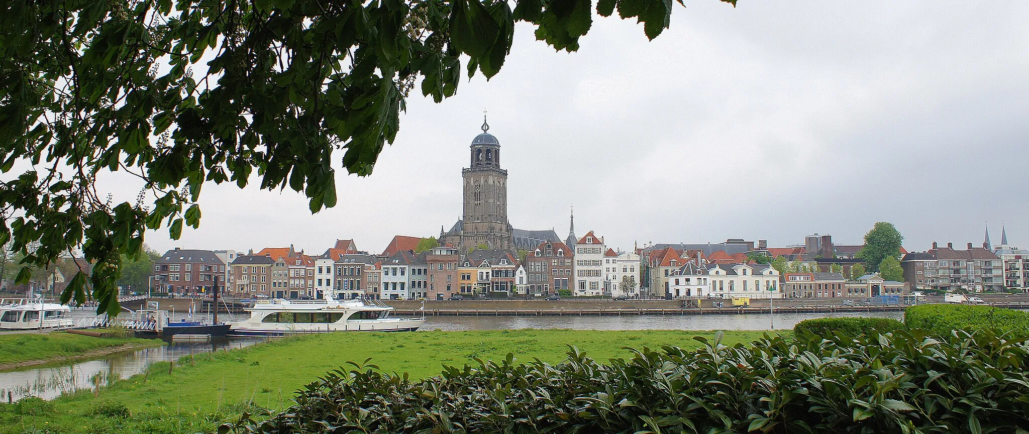 Photo showing: Zicht op Deventer over de IJssel met de Lebuinuskerk