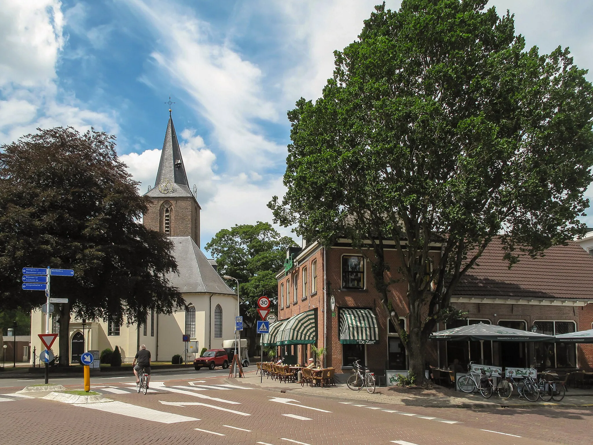 Photo showing: Goor, church in the street