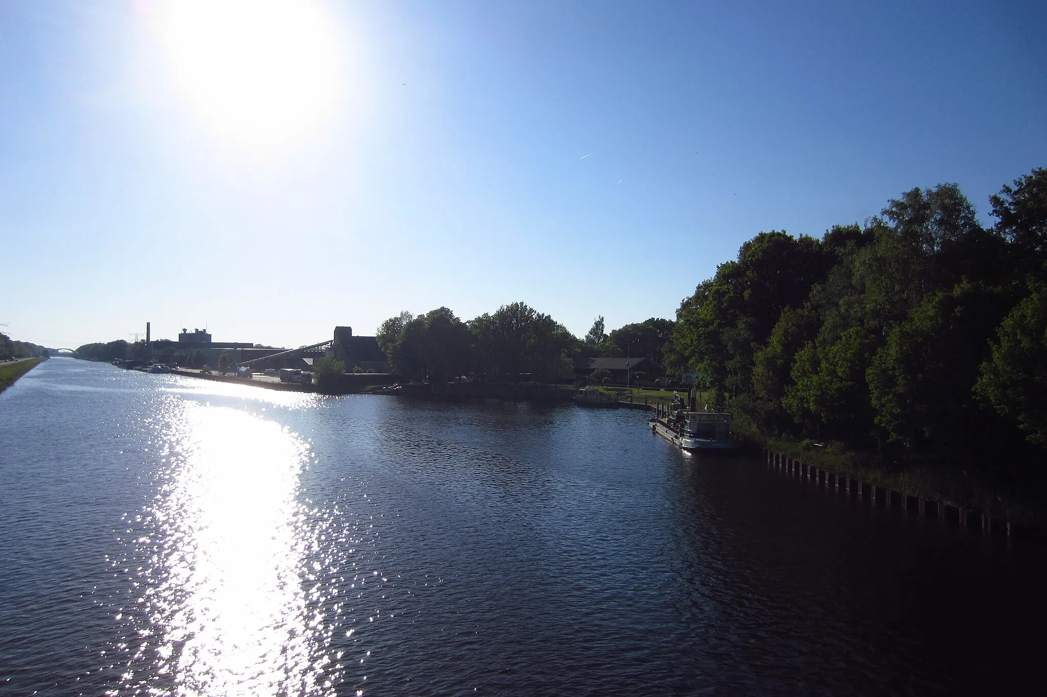 Photo showing: Twentekanaal, de haven van Goor, gezien richting zuid vanaf Hengelerbrug; verderop de Weldammerbrug.