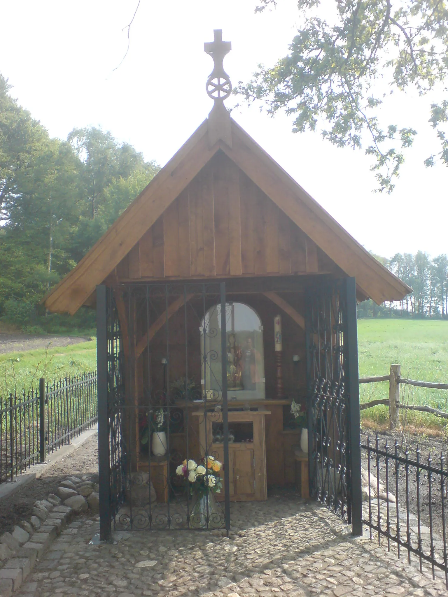 Photo showing: Chapel of Our Lady of Succour at the hill De Hulpe (The Help) near the village of Markelo, region of Twente, province Overijssel, Kingdom of the Netherlands. Opened May 2009. Before the Protestant Reformation, a miraculous statue of the Blessed Virgin Mary was reported near or at the present site, part of religious life of the village. In the context of the Cultural Religious Heritage Tour around Markelo, the chapel and site were restored.
