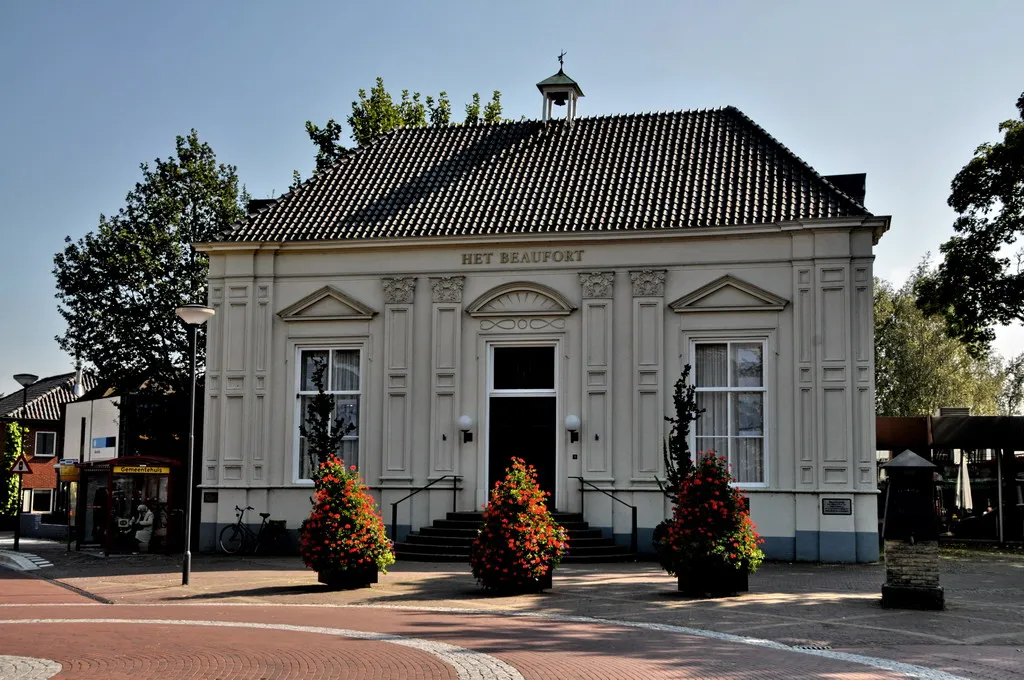 Photo showing: Het Beaufort is het voormalige gemeentehuis van de gemeente Markelo en is in 1872 gebouwd. In 1938 is het gebouw grondig verbouwd en kwam er een raadszaal die tevens als trouwzaal dienst deed.
