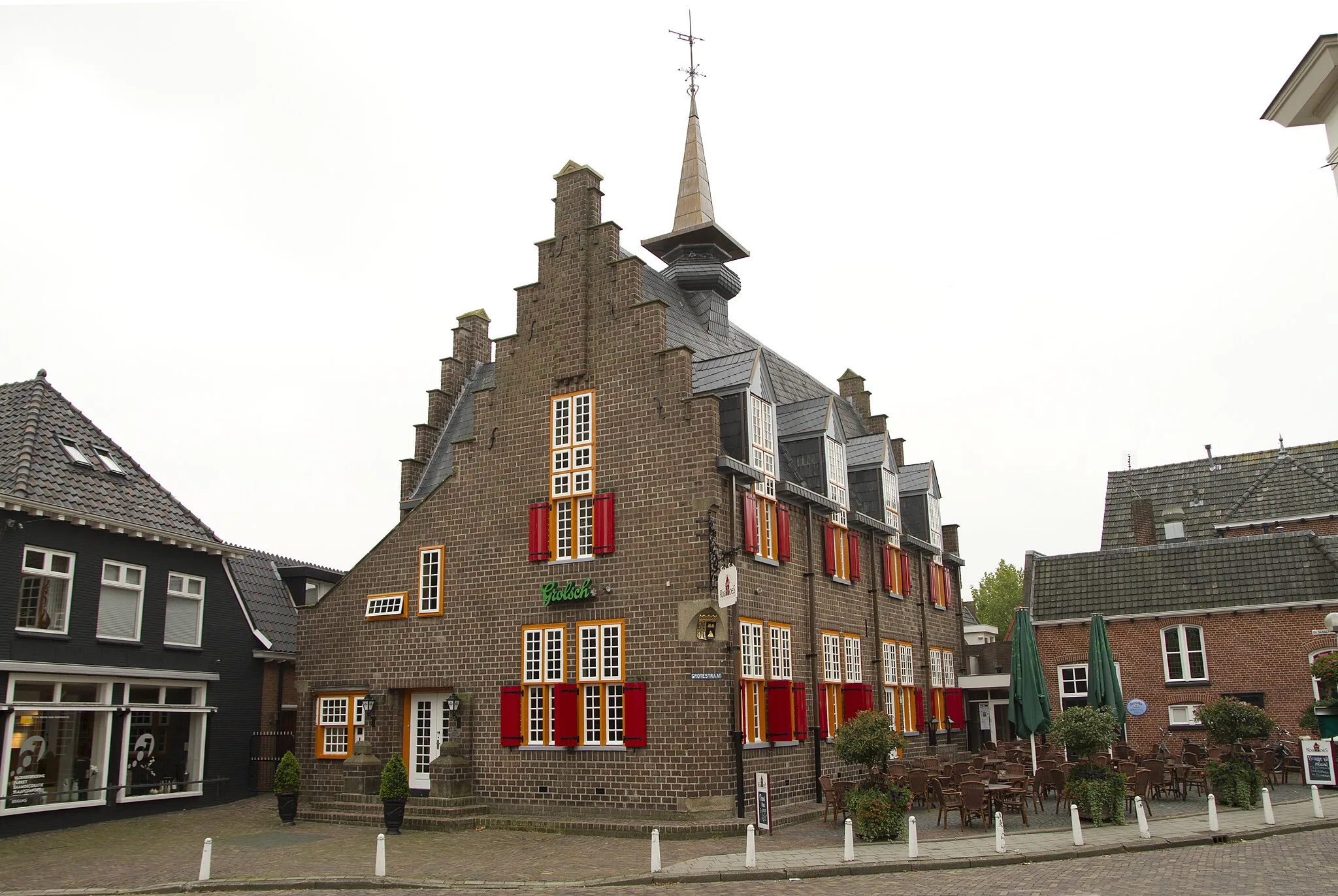 Photo showing: Tubbergen, Grotestraat 60; Voormalig raadhuis door architect H.W. Valk, nu in gebruik alsrestaurant. Eerste steenlegging 8 augustus 1930 door Burgemeester Luykx