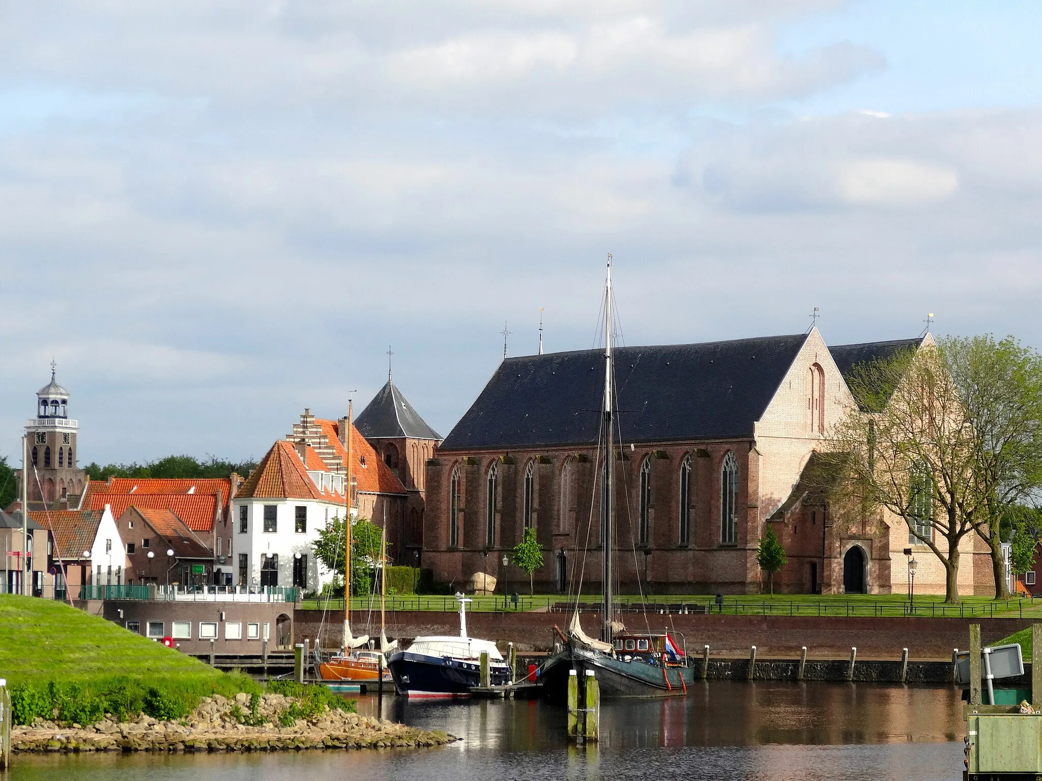 Photo showing: Zicht vanaf de overzijde van het Vollenhoverkanaal met de Grote of Sint-Nicolaaskerk (rechts) en de Kleine of Onze-Lieve-Vrouwekerk (links) en de jachthaven (voorgrond)