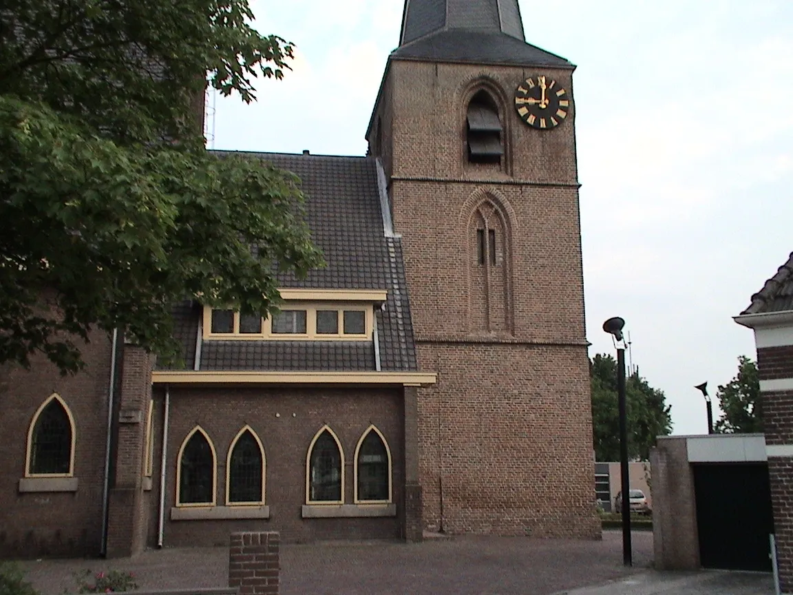 Photo showing: Dorpskerk Hervormde Gemeente Wierden. Gevel gezien vanaf de Burgemeester J.C. van den Bergplein, Wierden.