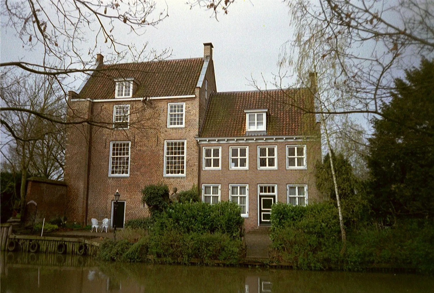 Photo showing: De Beesde of "Cammingha", Camminghalaan 36, Bunnik. Op de voorgrond de Kromme Rijn. Foto genomen op 11 april 2004 en geupload door maker.