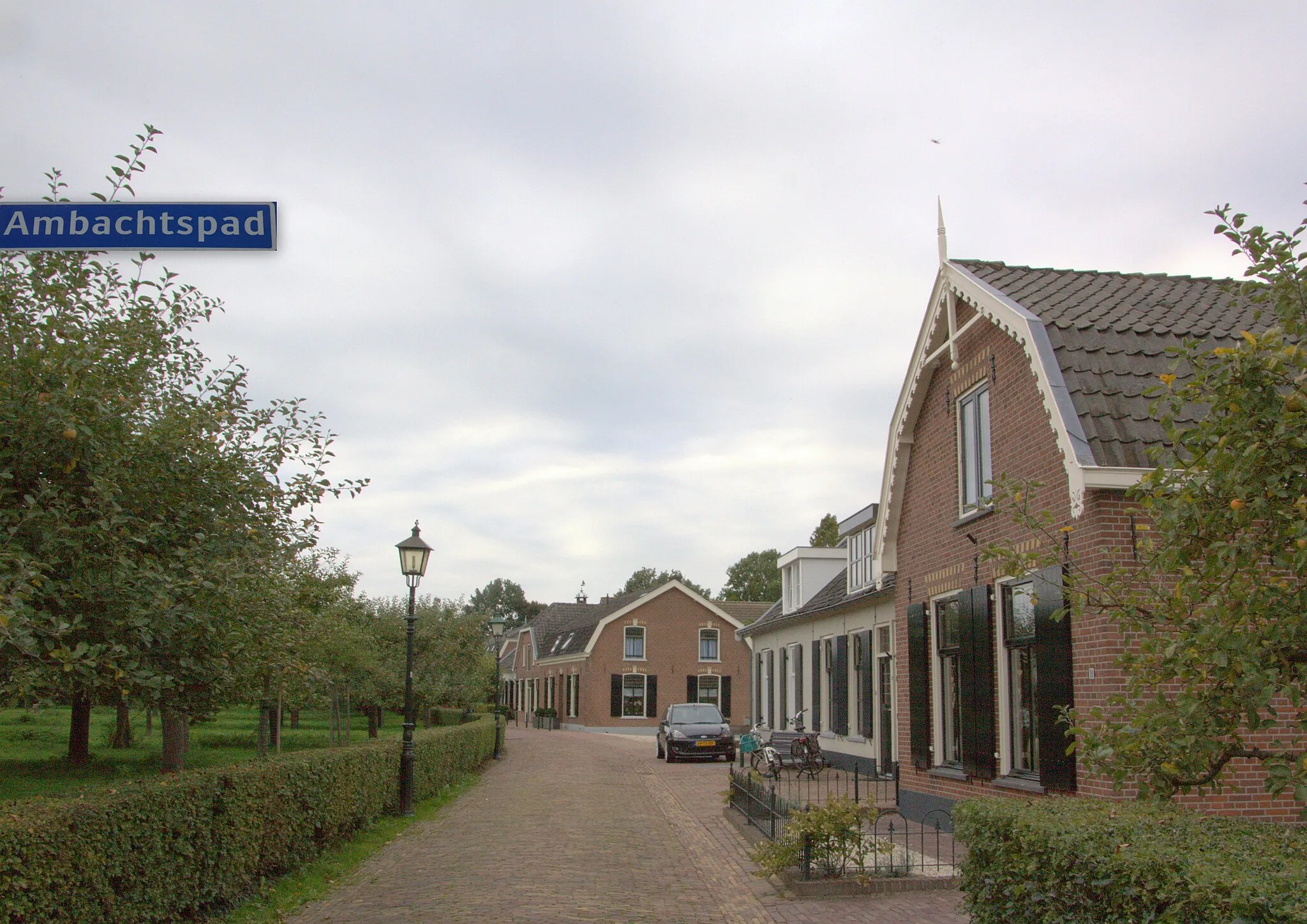 Photo showing: Het gezellig straatje het Ambachtspad gelegen aan een grote boomgaard in het dorp Cothen in de Provincie Utrecht en in de Gemeente Wijk bij Duurstede.