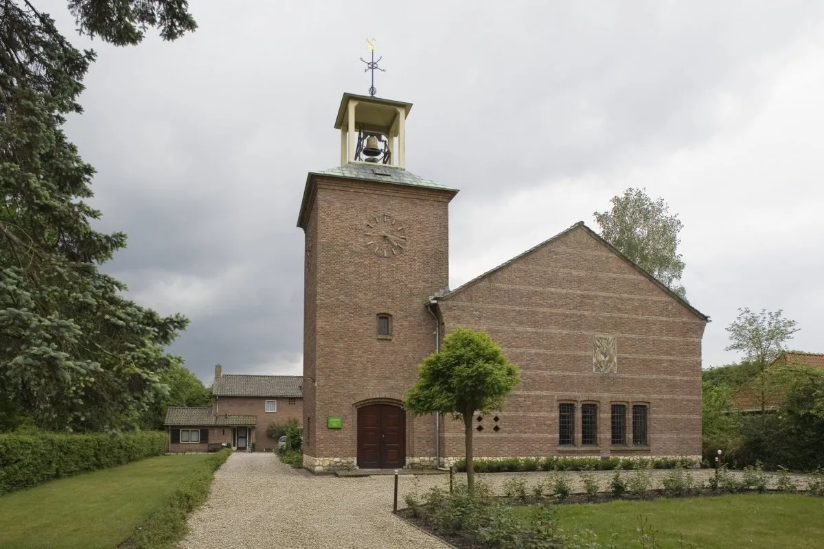 Photo showing: Nederlandse Hervormde Kerk: Overzicht van de noordgevel met toren