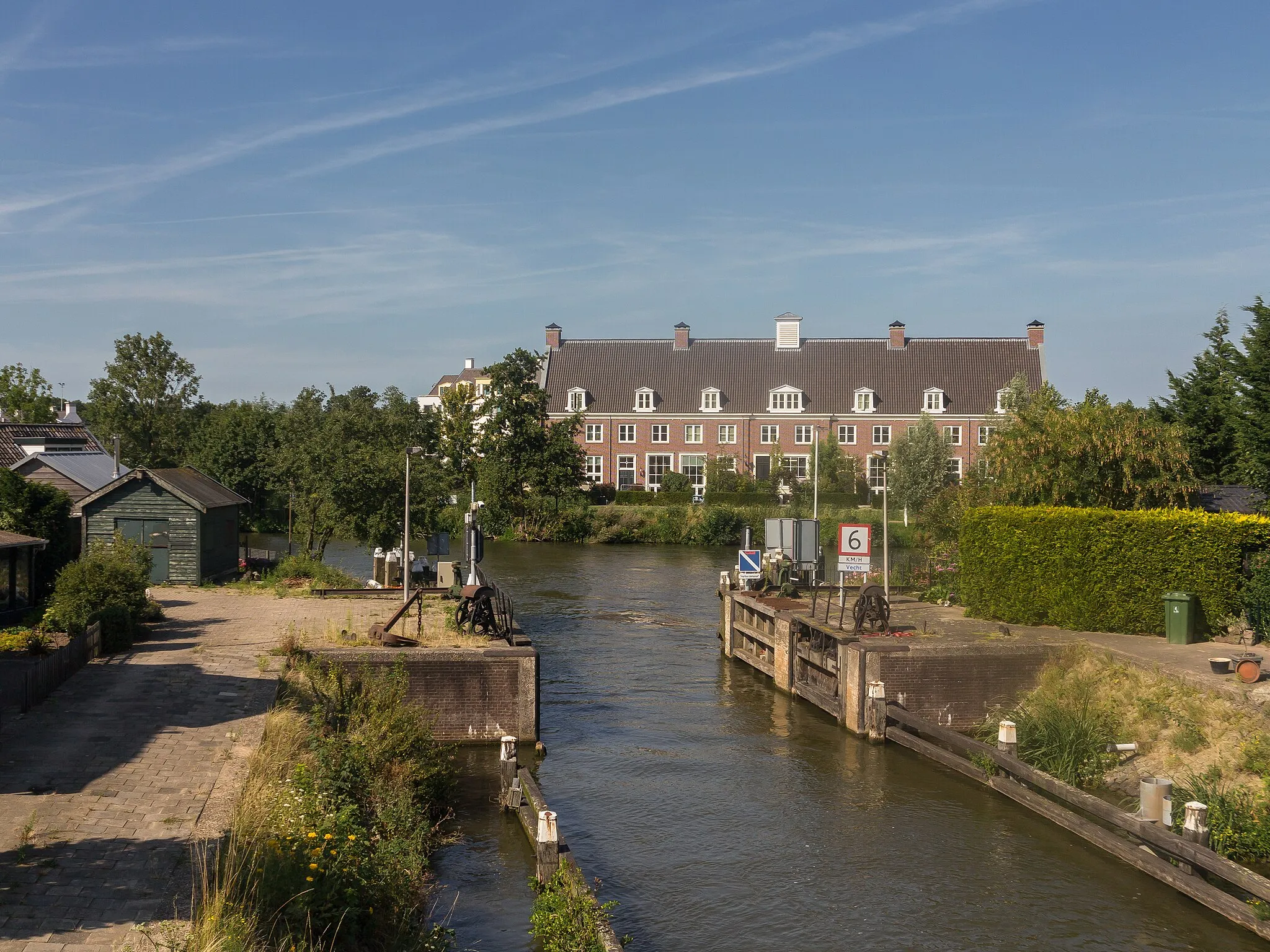 Photo showing: Maarssen, between the river (de Vecht) and the canal (het Amsterdam Rijnkanaal)