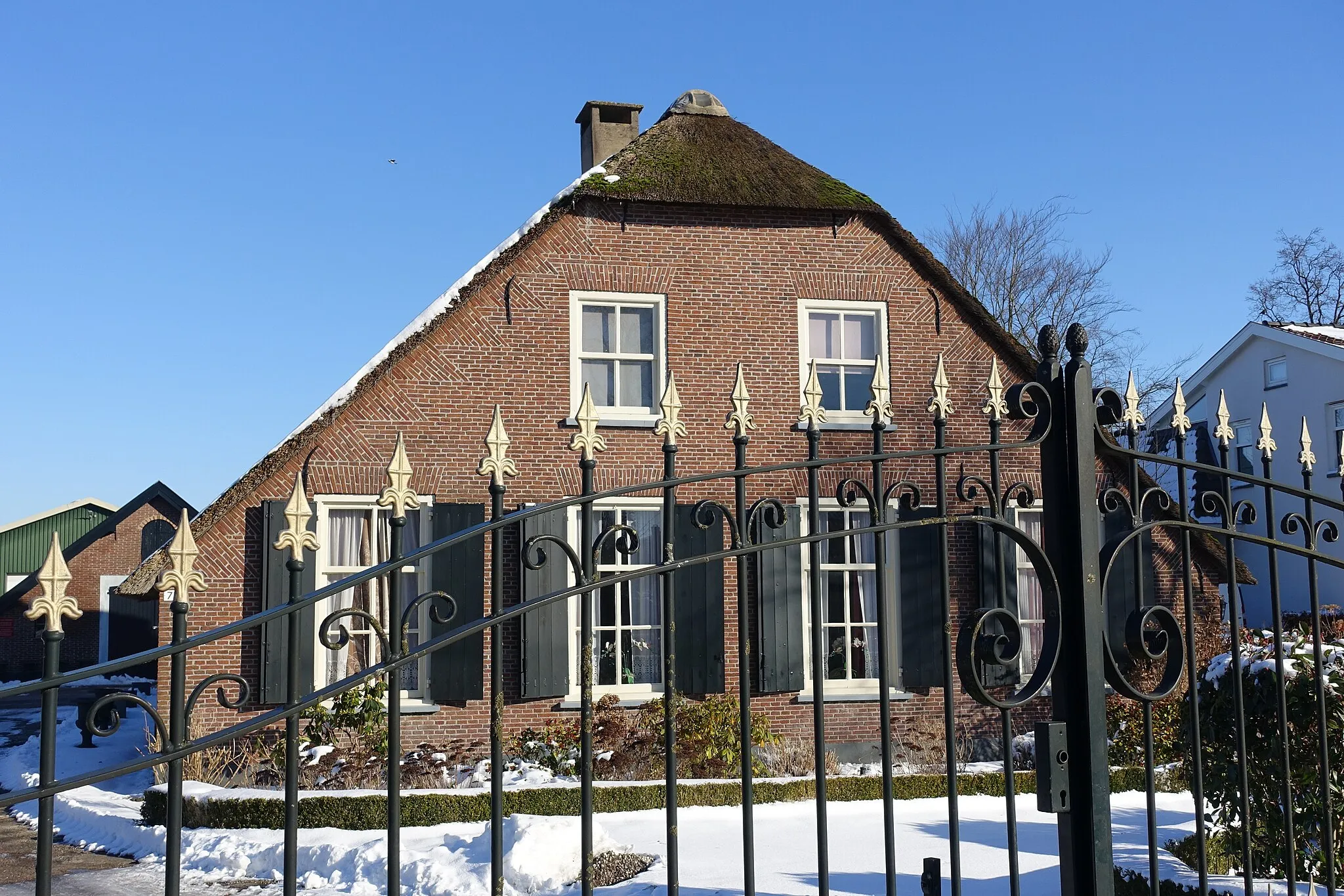Photo showing: Voormalige boerderij, type langhuis, met een afgewolfde gevel aan de Dorpsweg in de Utrechtse plaats Maartensdijk.