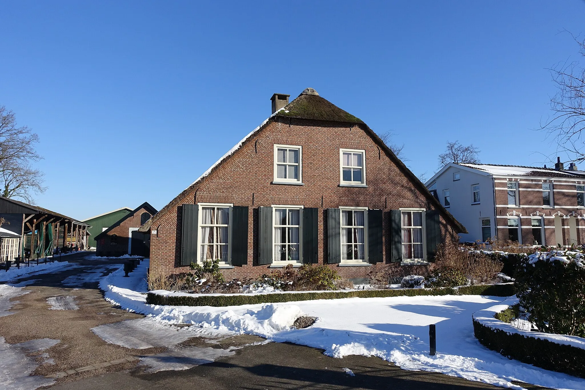 Photo showing: Voormalige boerderij, type langhuis, met een afgewolfde gevel aan de Dorpsweg in de Utrechtse plaats Maartensdijk.