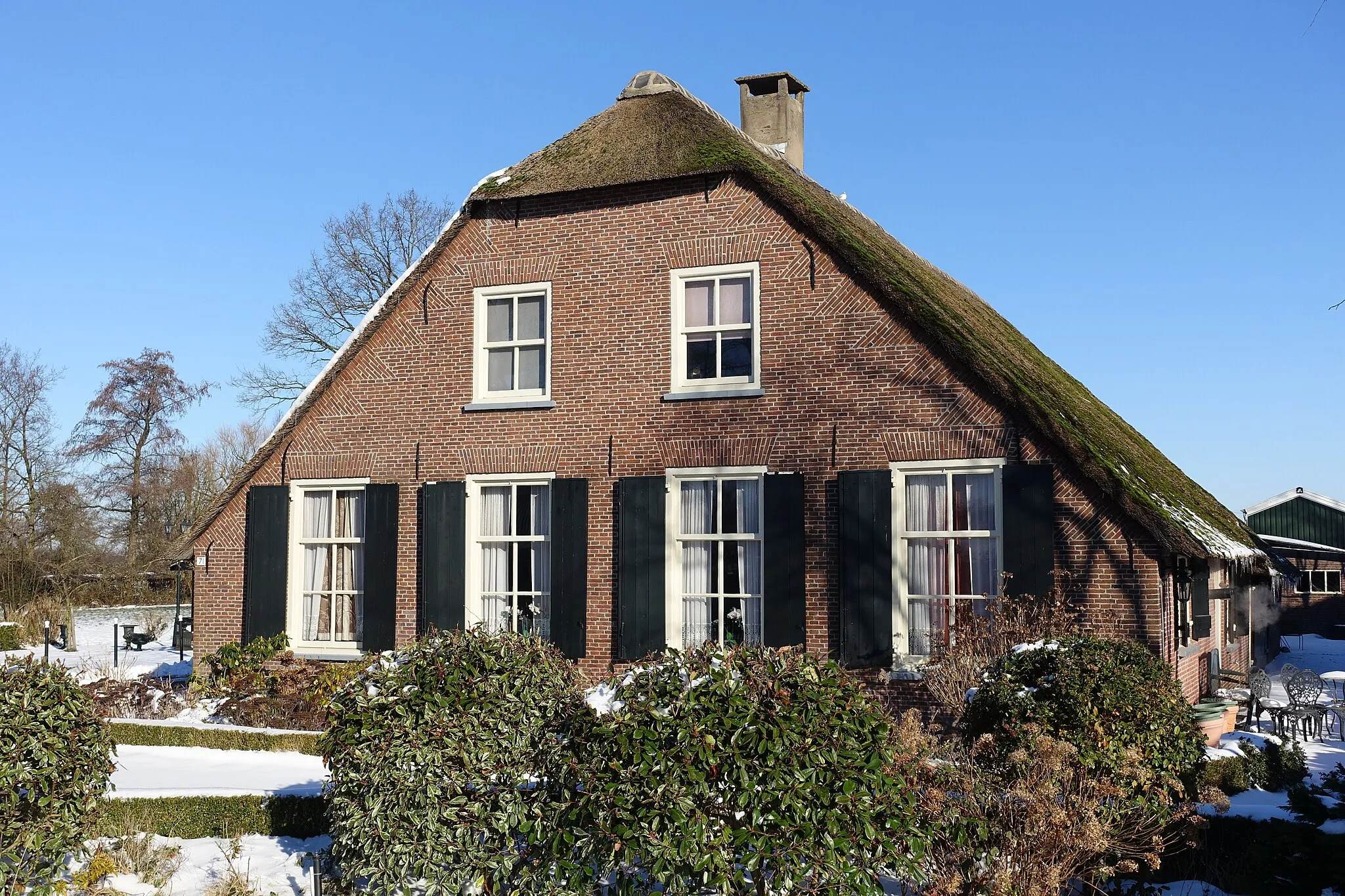Photo showing: Voormalige boerderij, type langhuis, met een afgewolfde gevel aan de Dorpsweg in de Utrechtse plaats Maartensdijk.