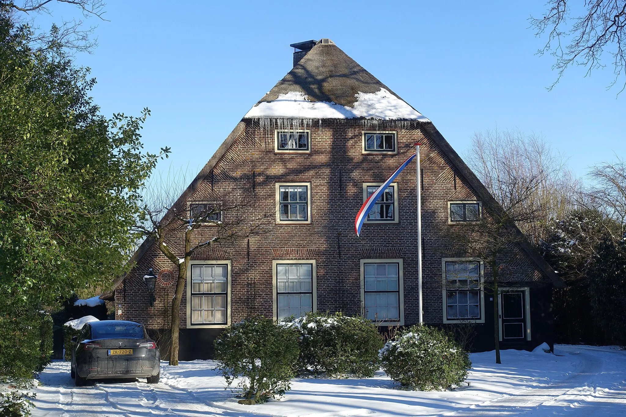 Photo showing: Voorgevel van de boerderij 'Koddestein', aan de Dorpsweg in de Utrecthse plaats Maartensdijk. De langhuisboerderij heeft een hoge afgewolfde gevel, een rieten dak en kleine roeden in de vensteropeningen.