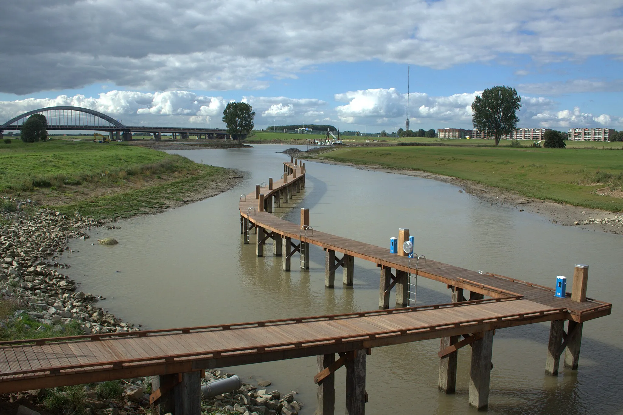 Photo showing: De nevengeul richting rivier de Lek, bij Vianen in de Buitenstad.