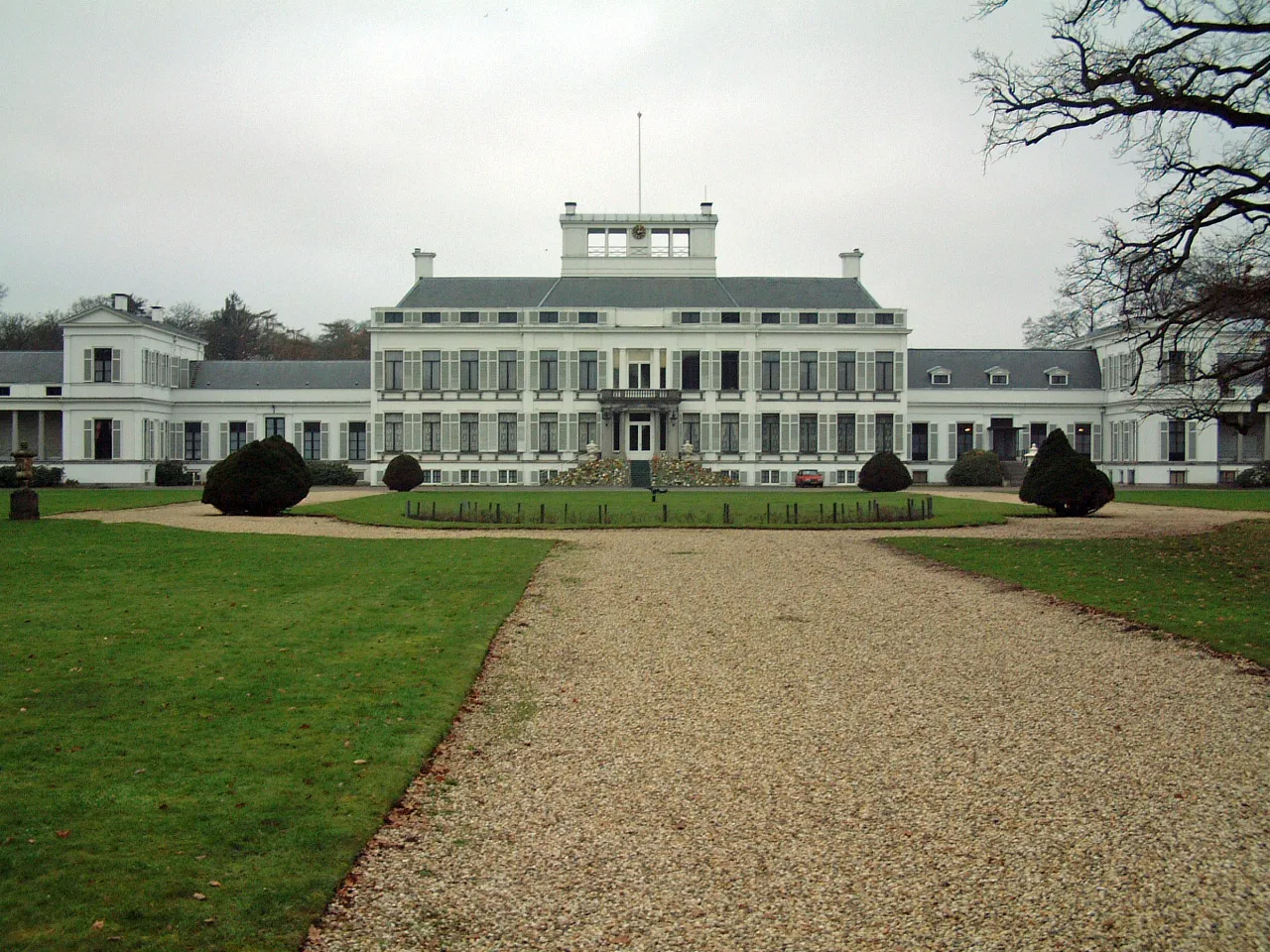 Photo showing: Soestdijk Palace is one of the four official palaces of the Dutch royal family. It consists of a central house and two wings.