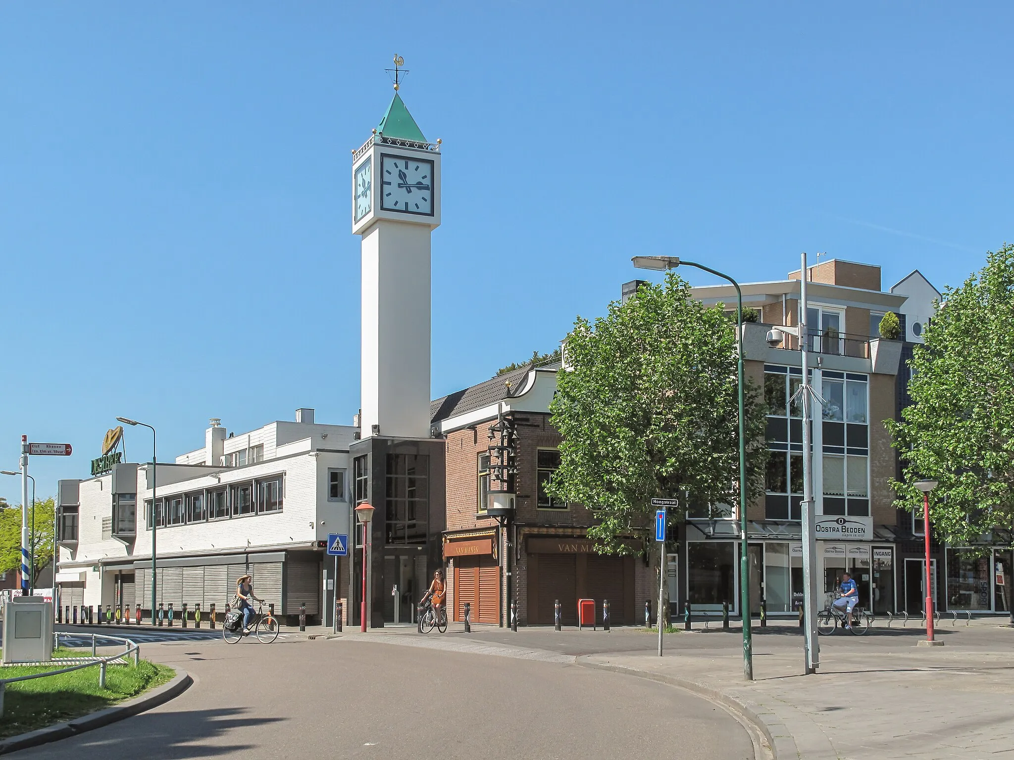 Photo showing: Veenendaal, view to a street with a modern tower, Juwelry shop Van Manen is well known to many inhabitants of Veenendaal.