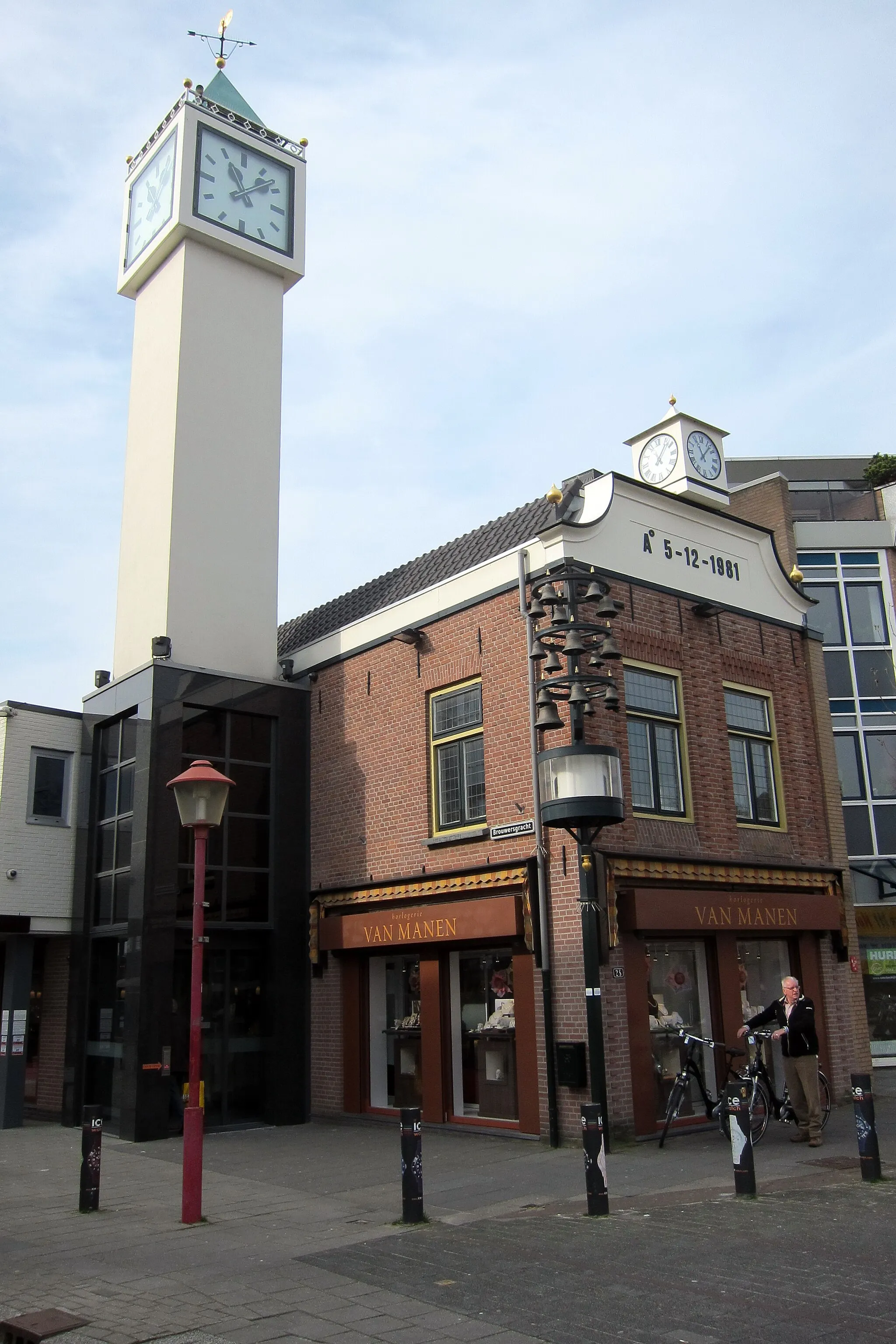 Photo showing: Jewelery (horlogery) "van Manen" Veenendaal at 7 March 2014. The clock demonstrates the shopspecialism