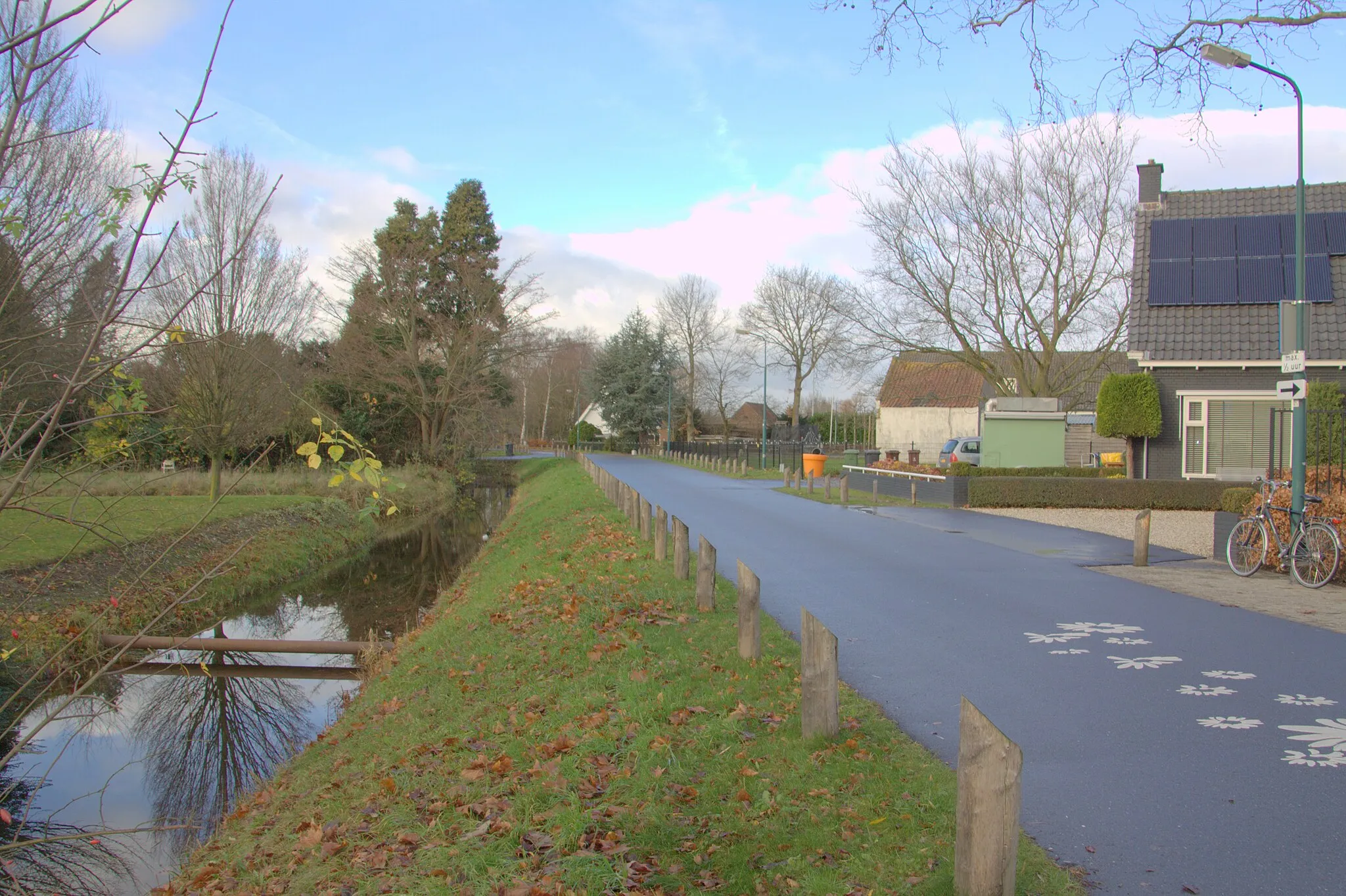 Photo showing: Bloemen op de straat in Alendorp  wijzen je de weg naar de prachtige beroemde Vlinderhof in het buurtschap Alendorp.