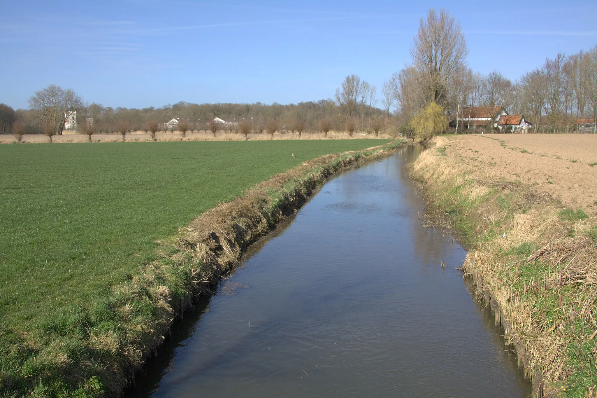 Photo showing: De Achter Rijn is een afgesneden meander van de Kromme Rijn bij het dorp Werkhoven, we kijken in noordelijke richting naar het sluisje waar de Achter Rijn in de Kromme Rijn stroomt, in de verte zien we ook nog kasteel Beverweerd. Dit alles gezien vanaf het Kerkpad.