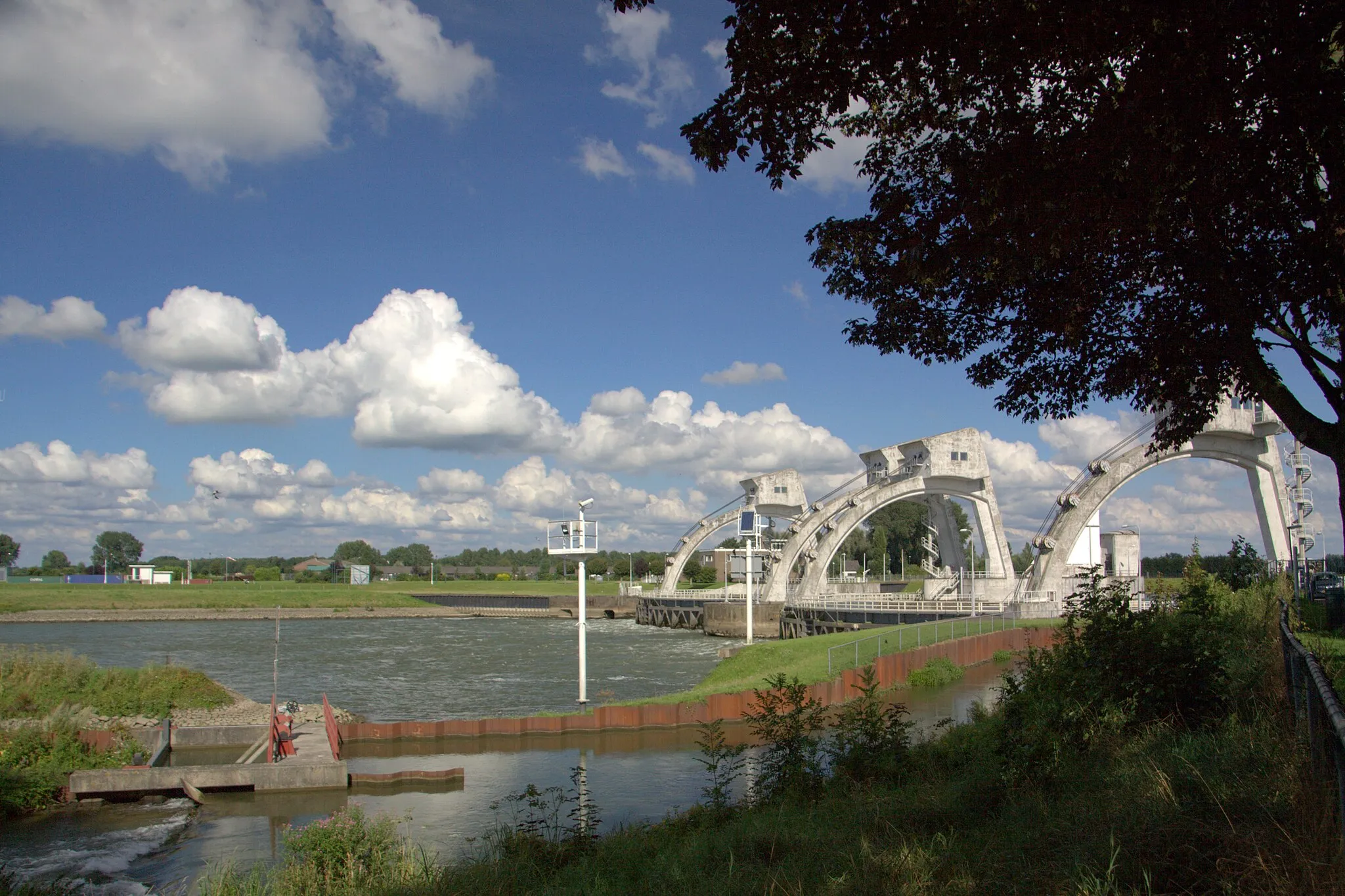 Photo showing: De stuw met vistrap in de rivier de Lek bij Hagestein gemeente Vianen. De stuw zal in 2017 worden opgeknapt.