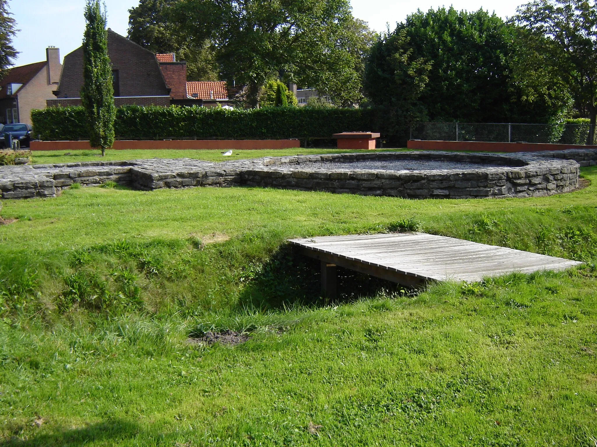 Photo showing: Reconstruction of the foundations of the Roman castellum (2nd - 3rd century AD) in Aardenburg. Aardenburg, Sluis, Zeeland, Netherlands