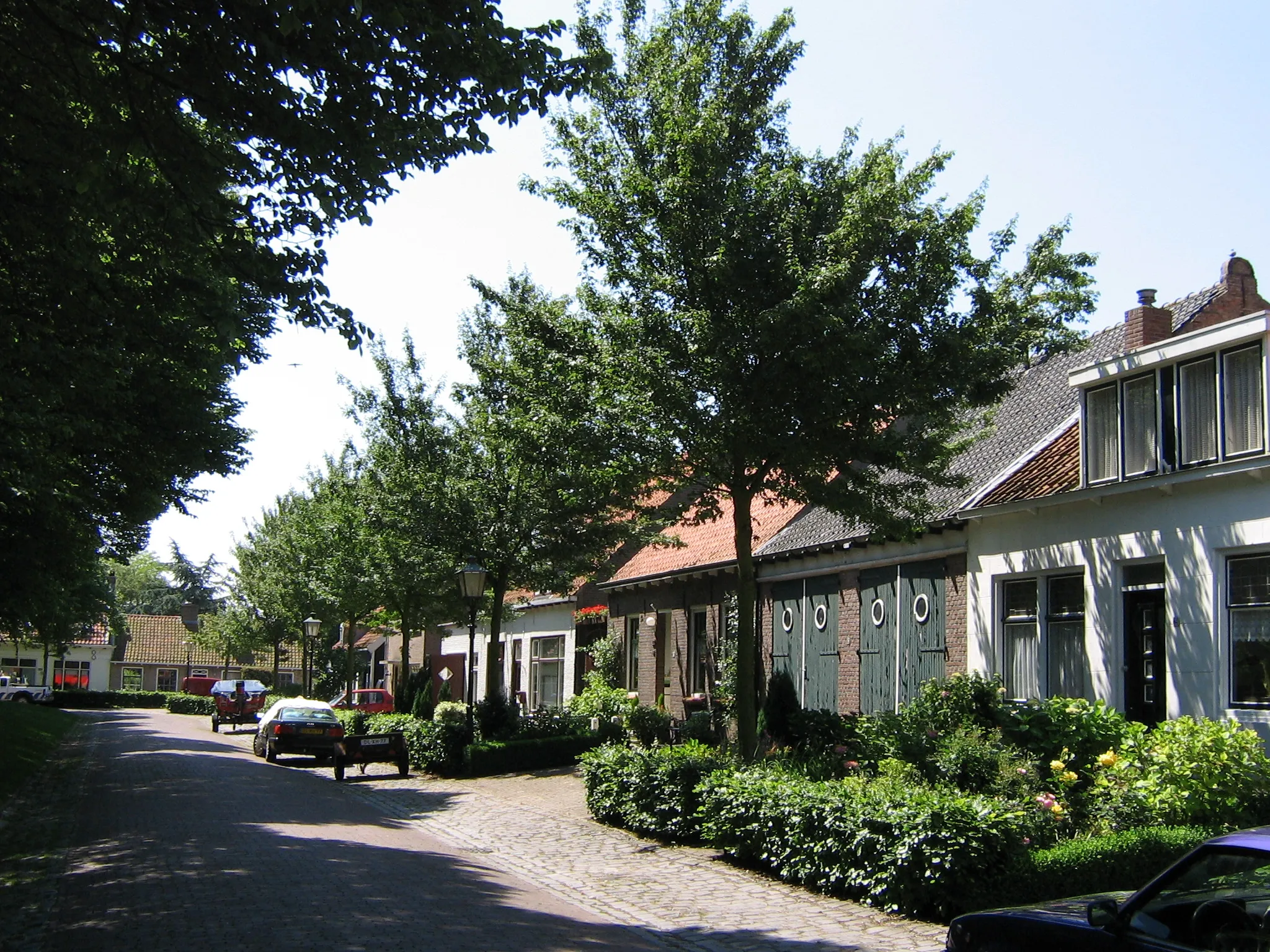 Photo showing: Bossele: Uusjes lanks 't plein. Borssele, gemeente Borsele: Huisjes langs het plein. Borssele, Borsele community, NL: Houses around the village square.