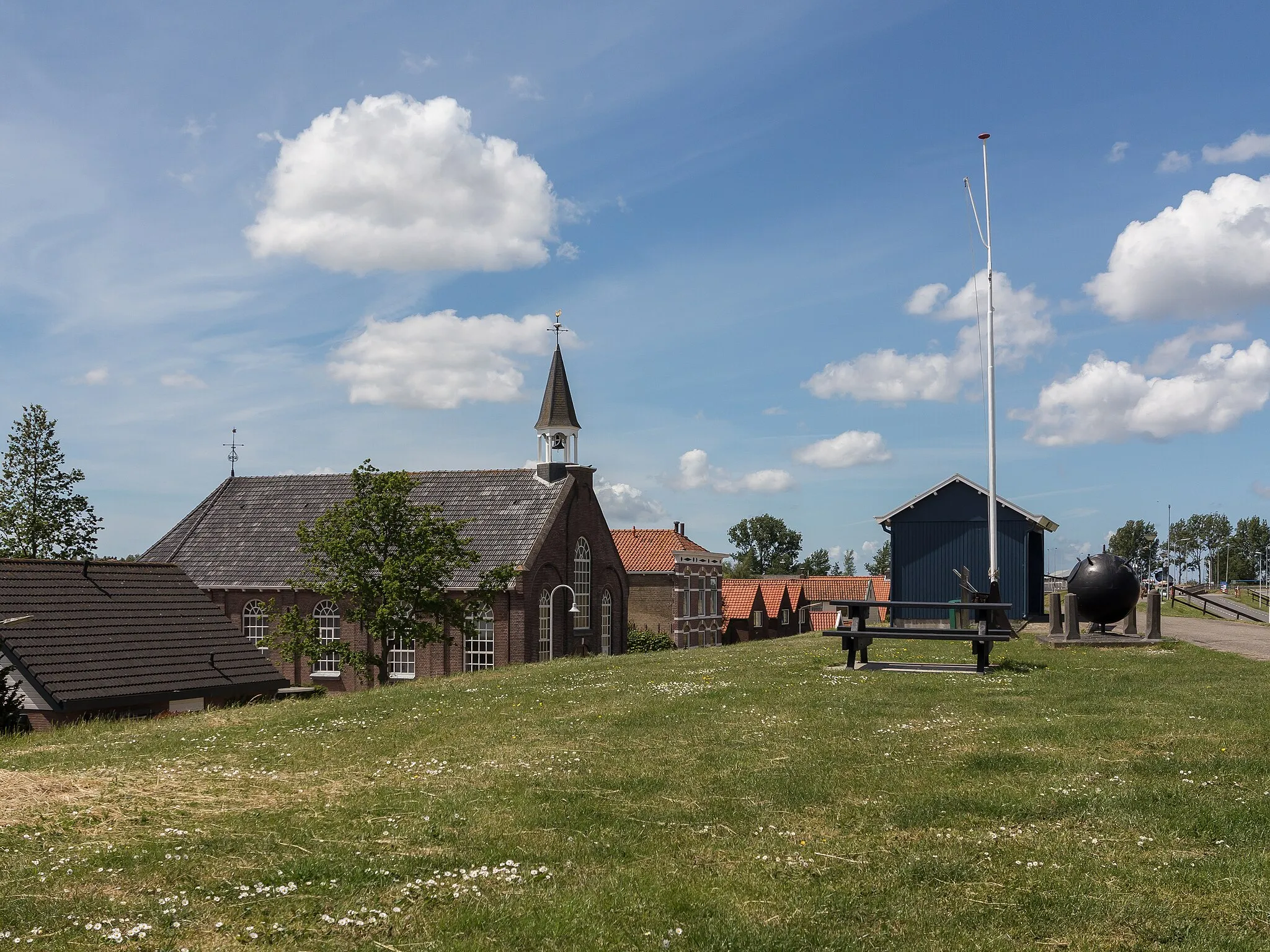 Photo showing: Bruinisse, refroemd church behind the dyke