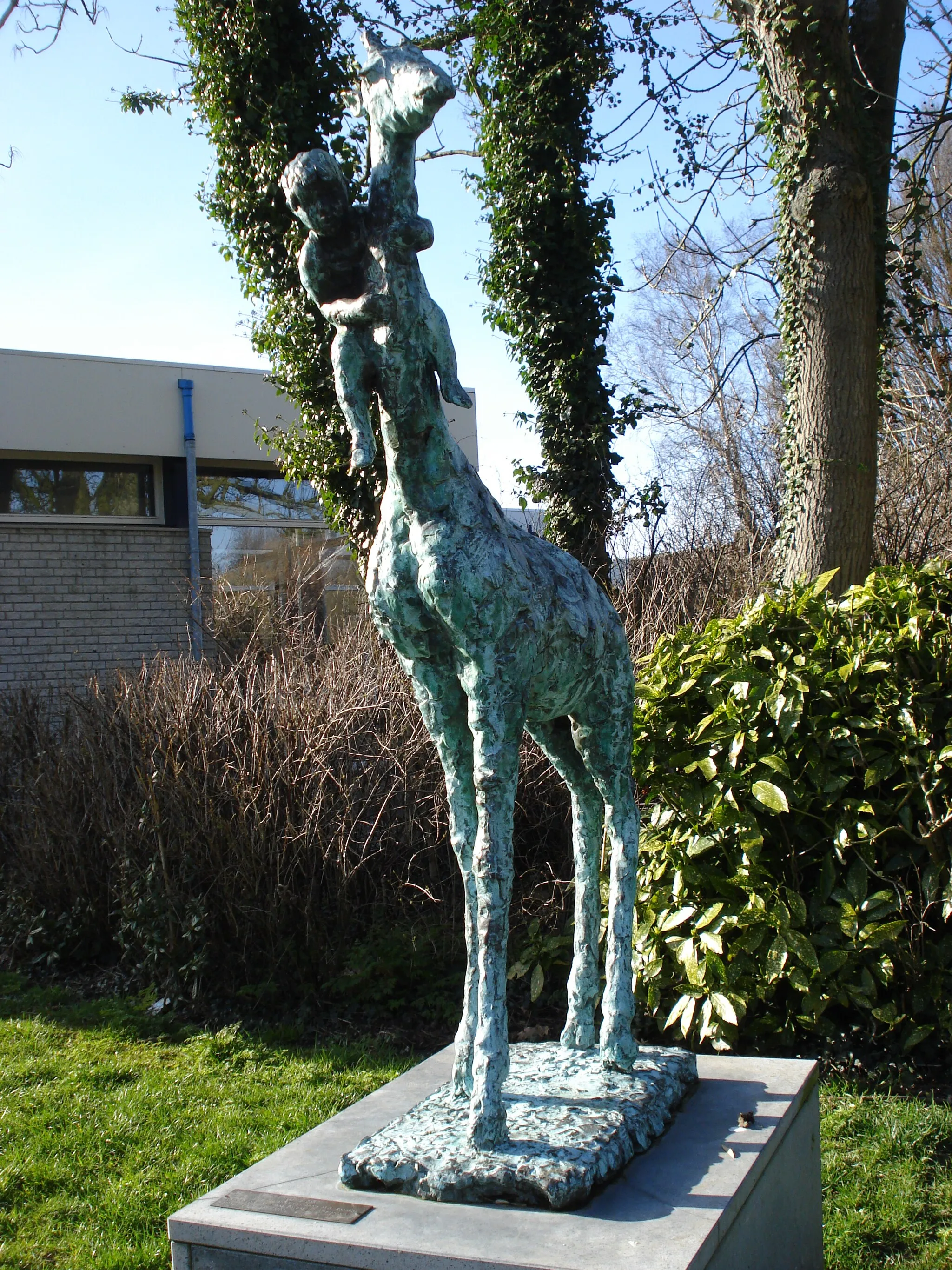 Photo showing: Kapelle (Zeeland,NL) sculpture 'Dikkertje Dap' with giraffe, after a poem of the writer AMG Schmidt, born in Kapelle). Sculptor: Hans Bayens
The statue stands before the library.