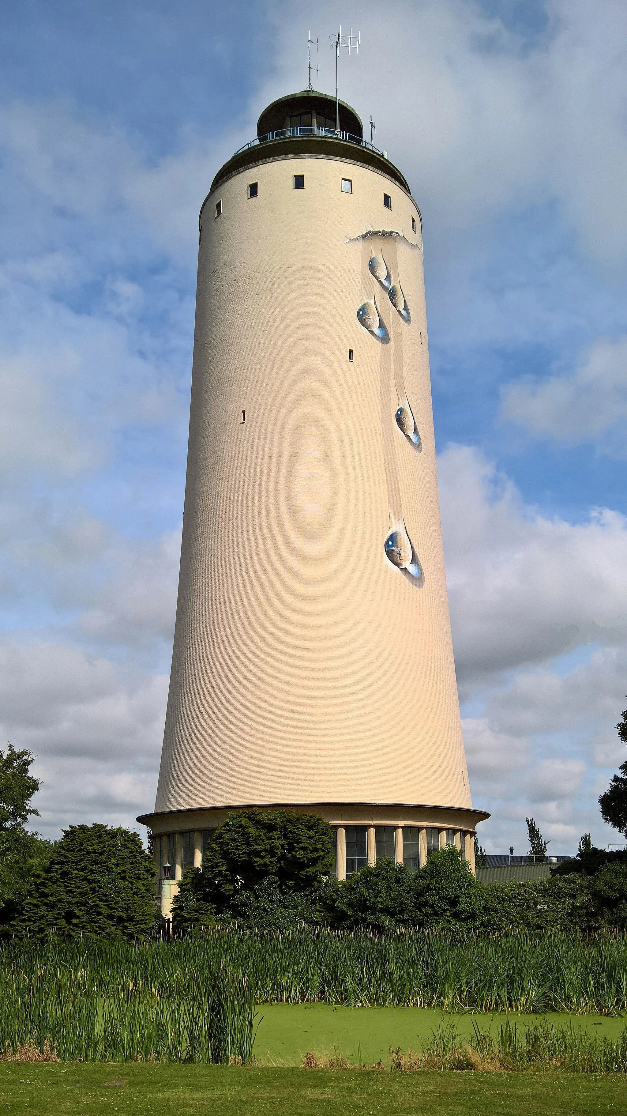 Photo showing: De watertoren van Oostburg, met de gerenoveerde druppels.