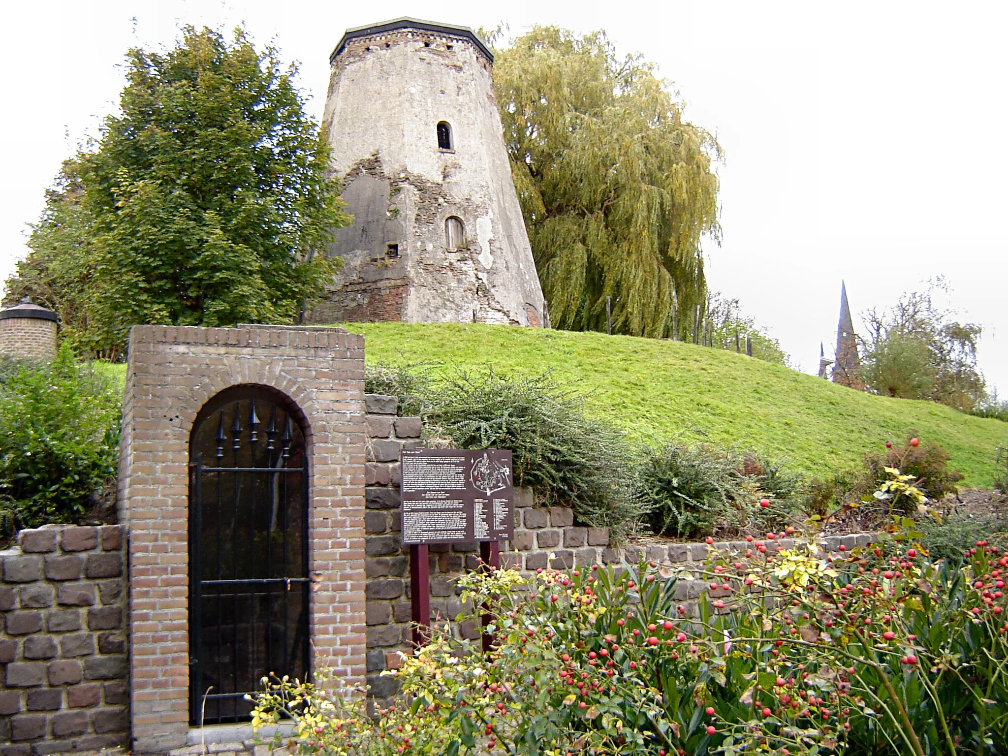 Photo showing: Bolwerk Generaliteit, the former bastion Generaliteit, with Molenberg hill with former windmill, in Sas van Gent. Sas van Gent, Terneuzen, Zeeland, the Netherlands